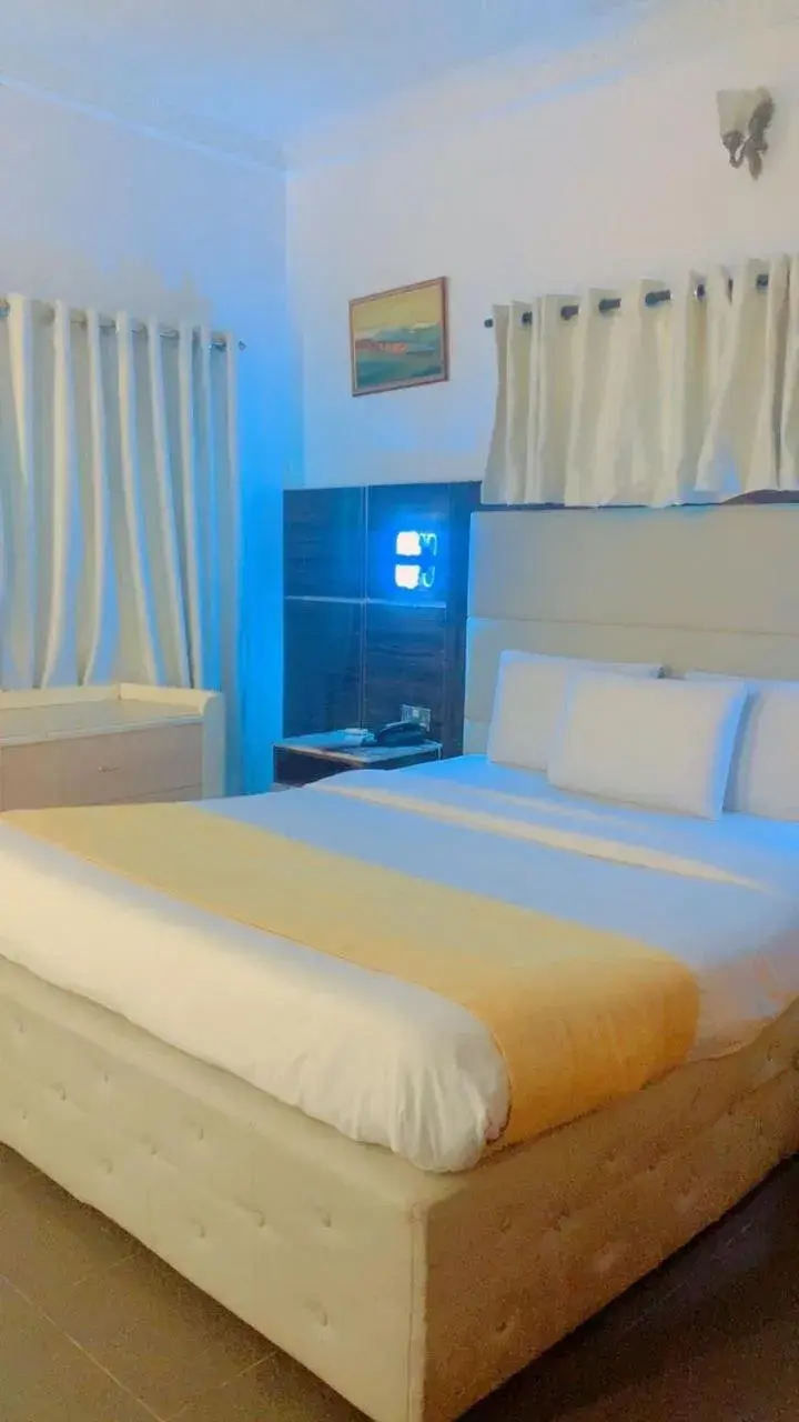Double Room in Flora Suites Double Room in Flora Suites