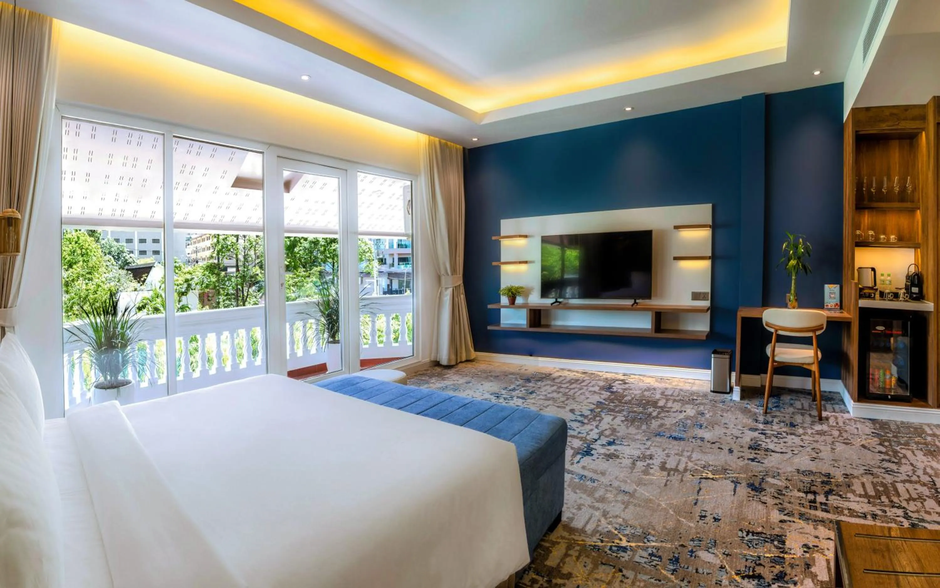 Living room, Bed in Queenco Hotel & Casino