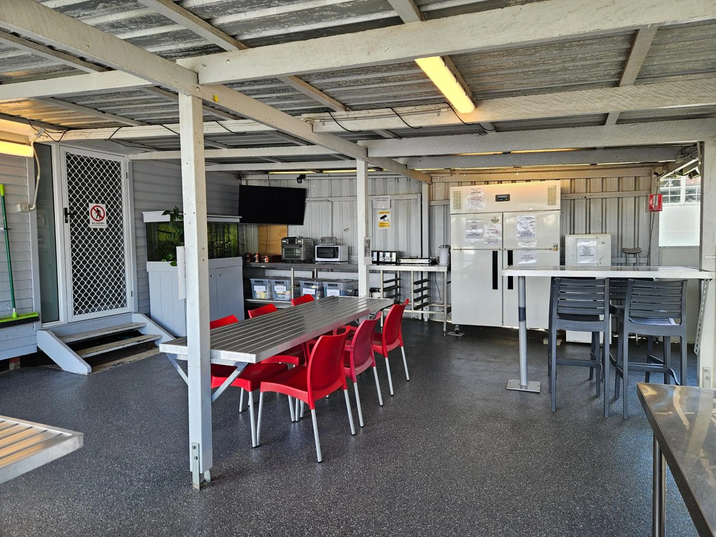 Kitchen or kitchenette in AAOK Riverdale Caravan Park