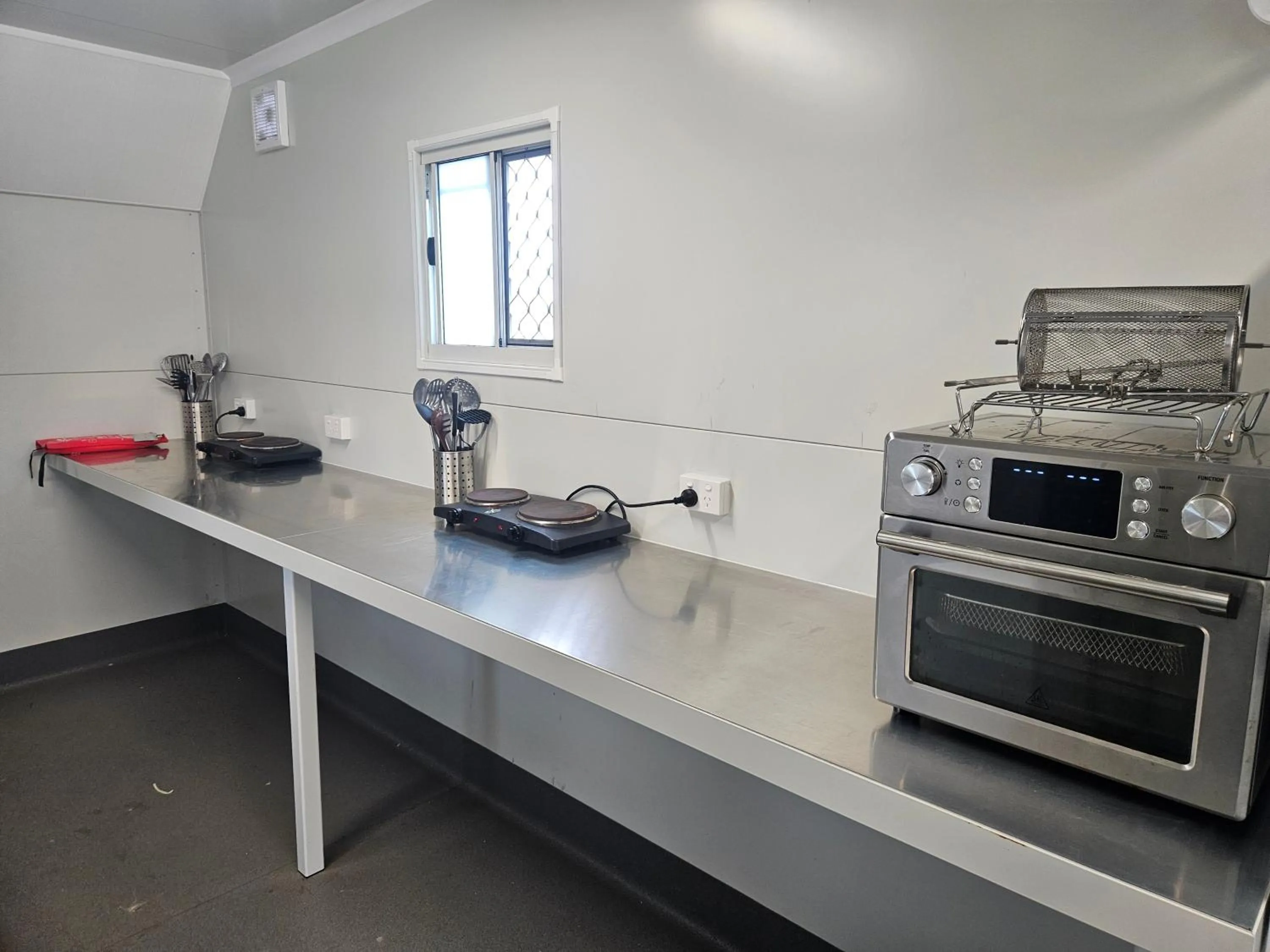 Communal kitchen in AAOK Riverdale Caravan Park