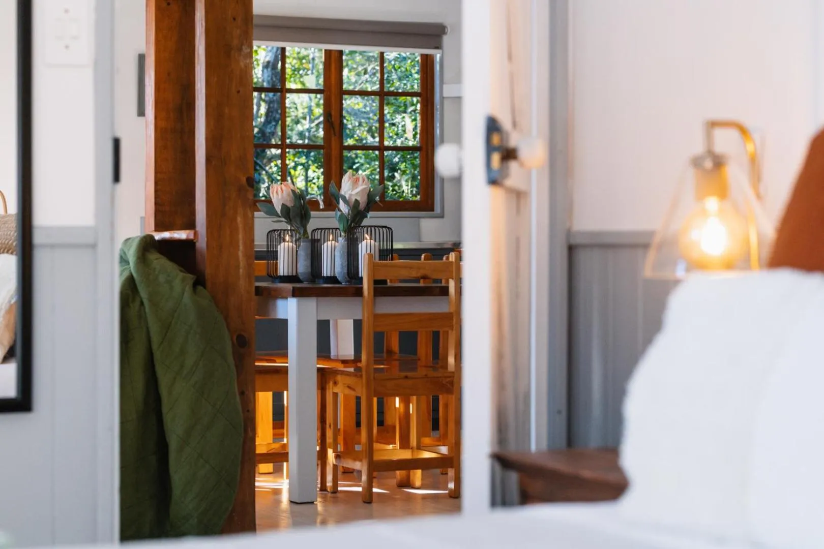 Dining area, Bed in Moonshine on Whiskey Creek