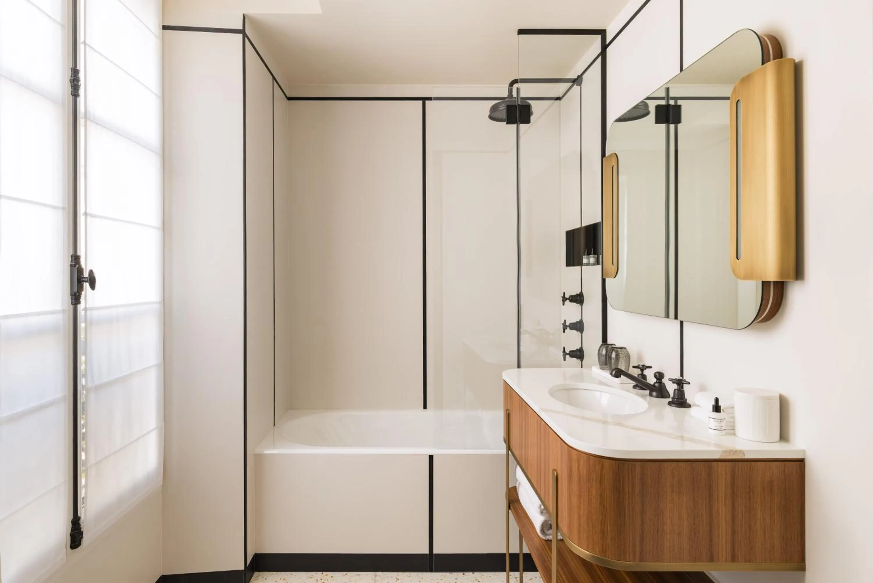 Bathroom in Pavillon Faubourg Saint-Germain & Spa