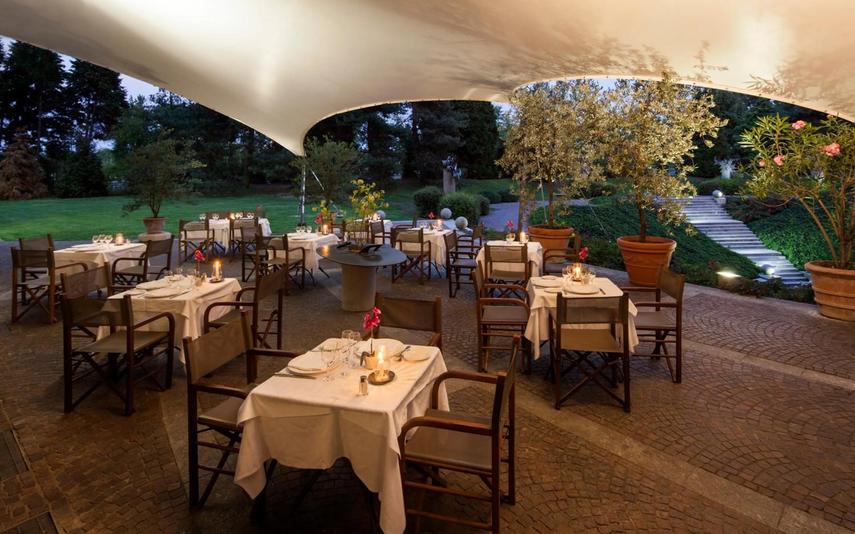 Restaurant/places to eat in Cosmo Residence