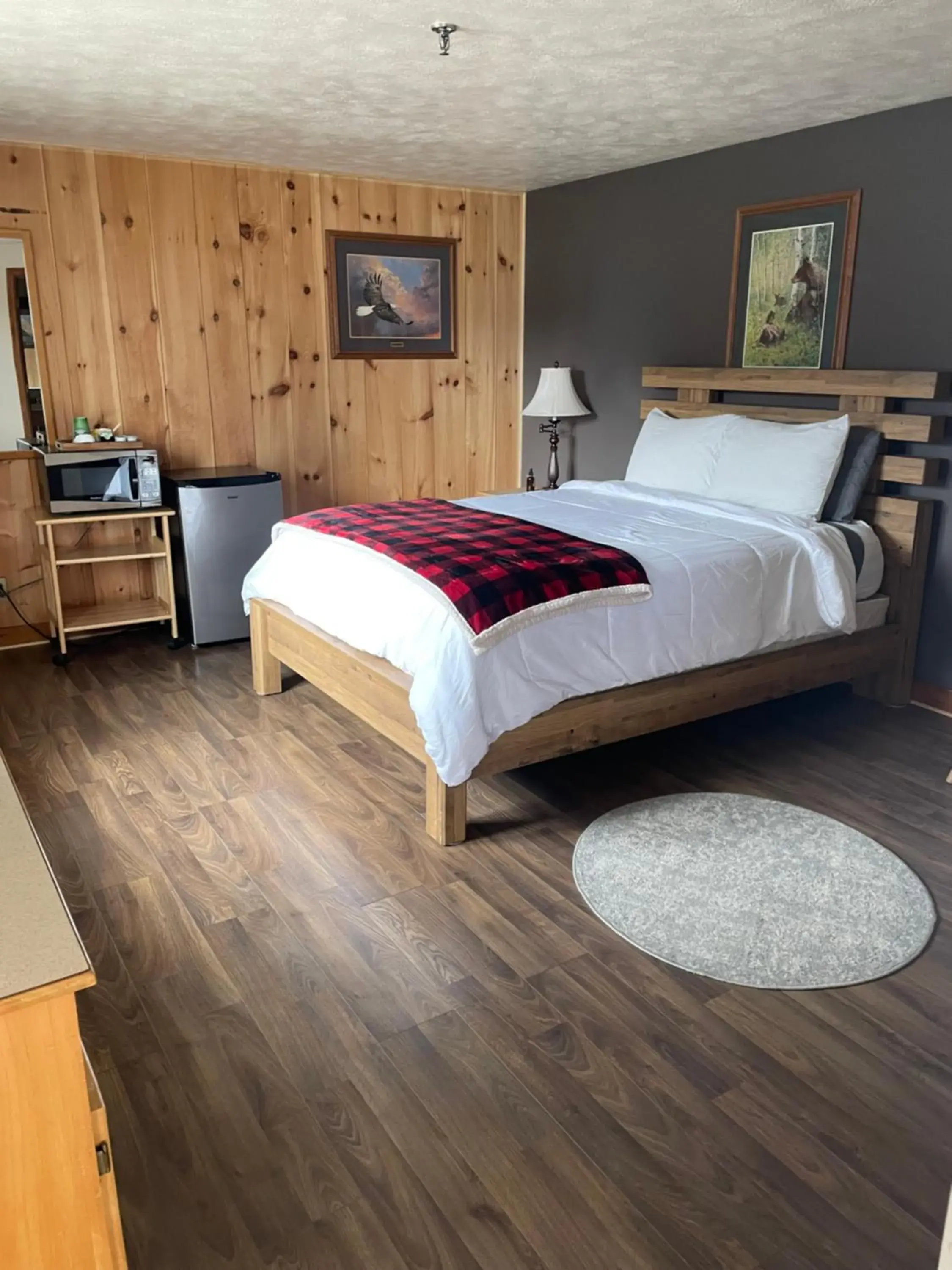 Queen Studio Suite (2 Adults + 1 Child) in Spillover Motel and Inn Queen Studio Suite (2 Adults + 1 Child) in Spillover Motel and Inn