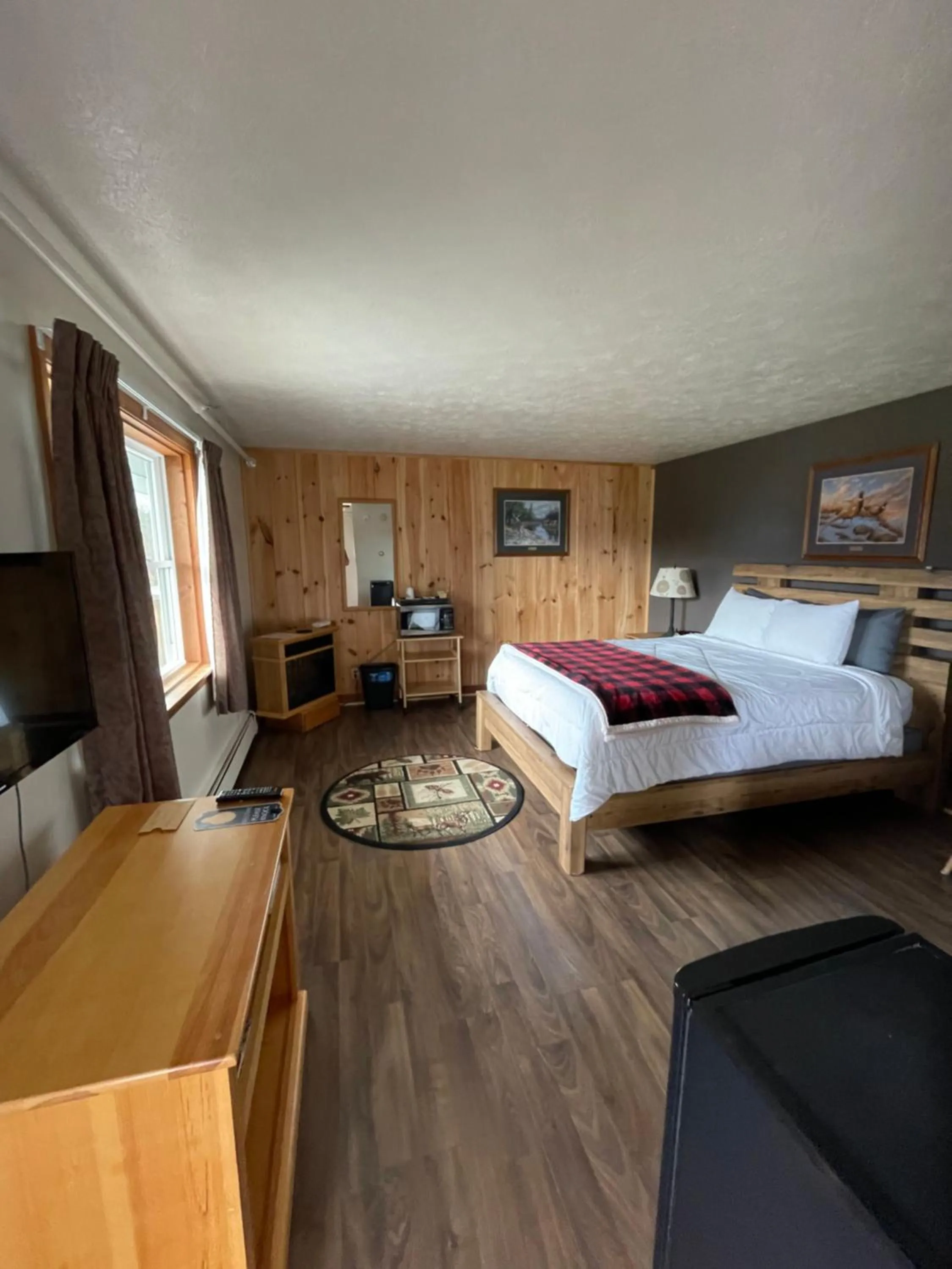 Bed in Spillover Motel and Inn