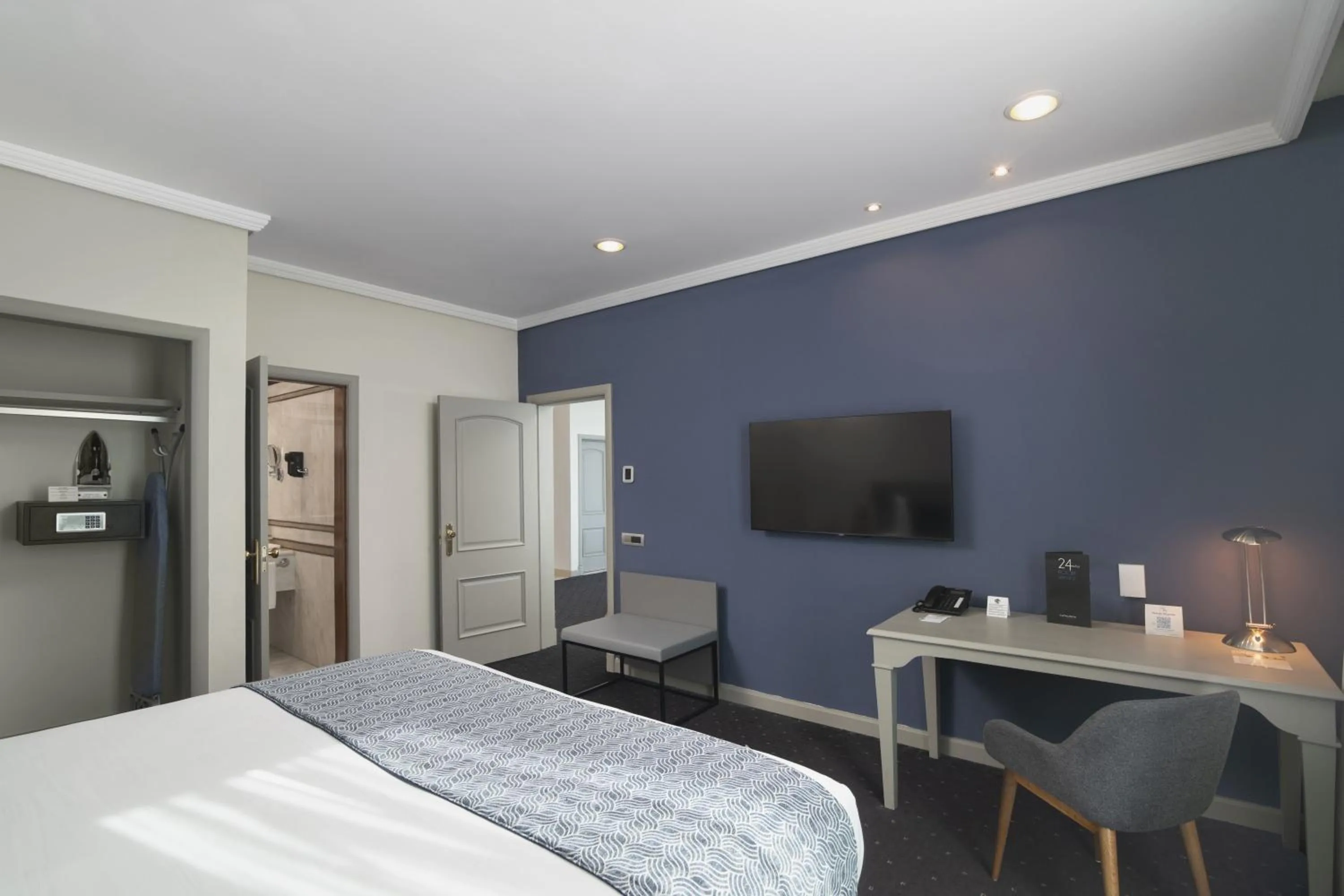 Photo of the whole room, Bed in Catalonia Santo Domingo