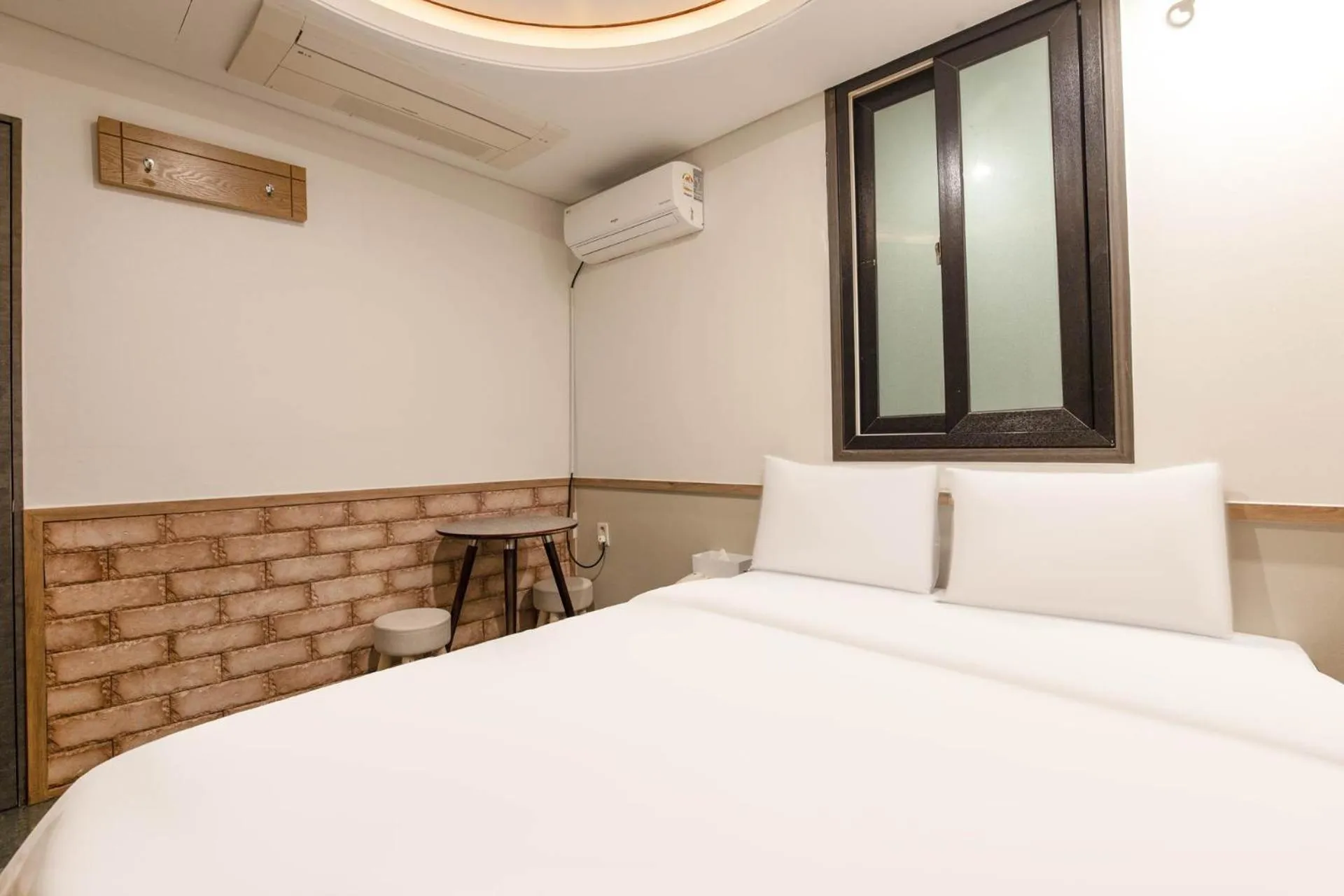 Photo of the whole room, Bed in Yeongdeungpo Komodo Hotel