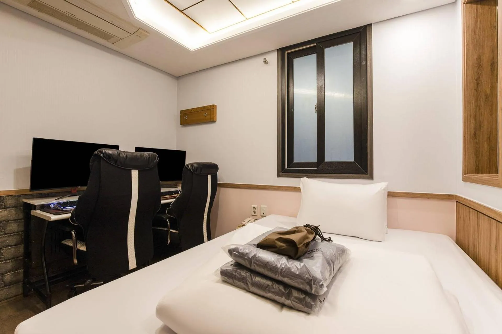 Photo of the whole room, Bed in Yeongdeungpo Komodo Hotel