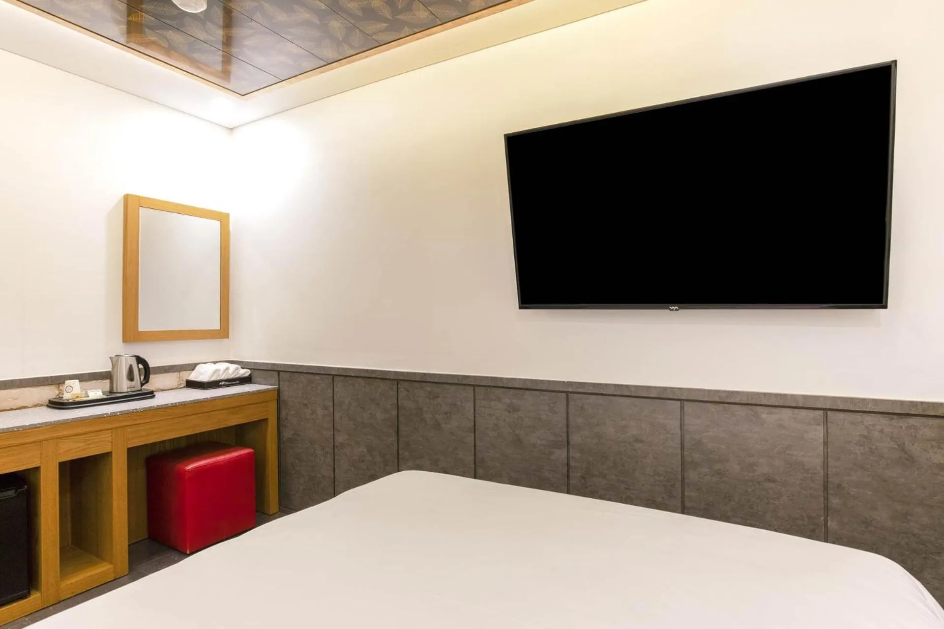 Photo of the whole room, Bed in Yeongdeungpo Komodo Hotel