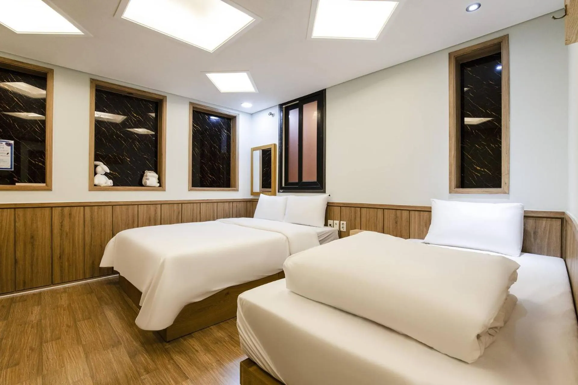 Bedroom, Bed in Yeongdeungpo Komodo Hotel