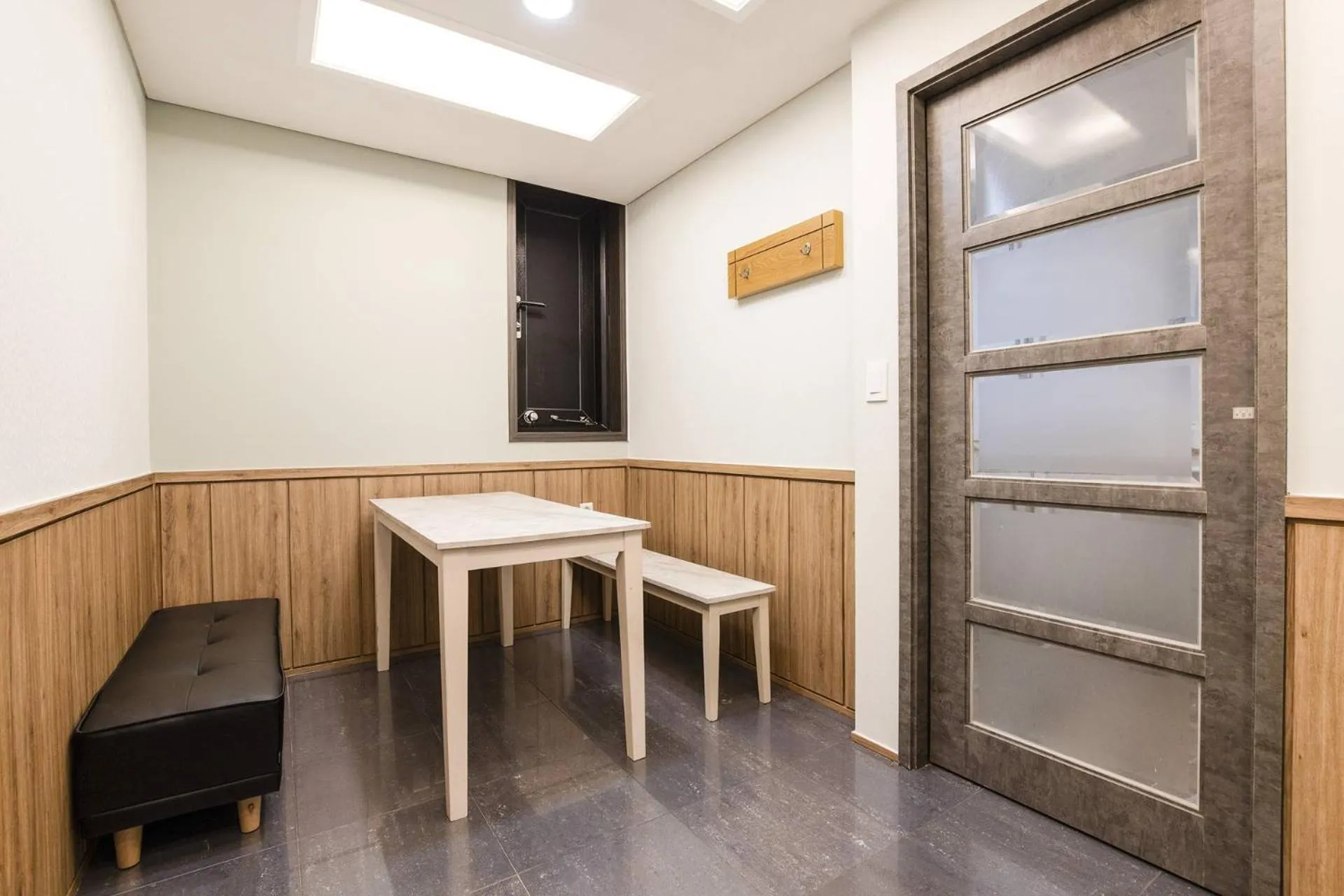 Seating area in Yeongdeungpo Komodo Hotel