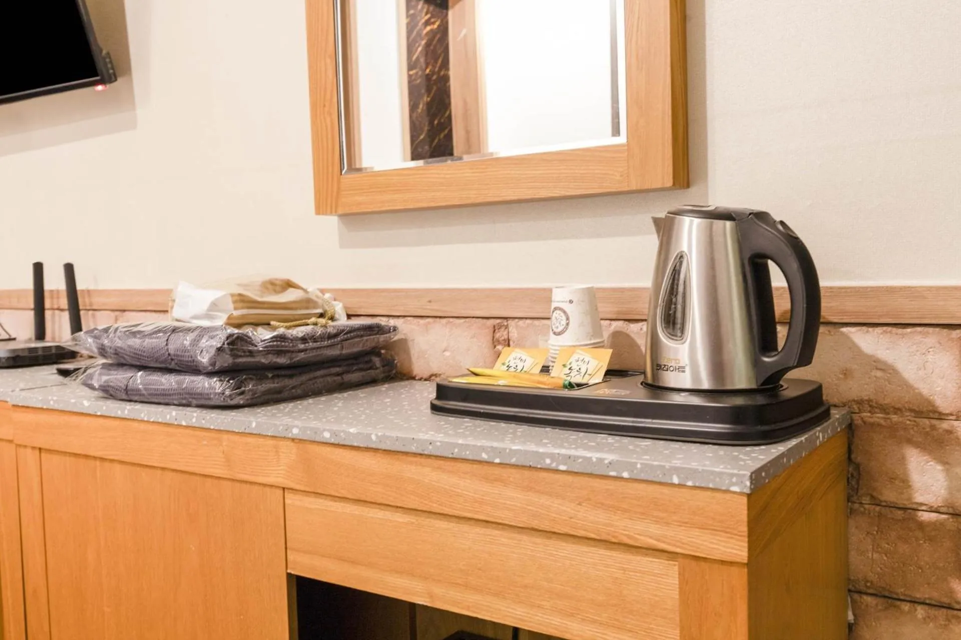 Coffee/tea facilities in Yeongdeungpo Komodo Hotel