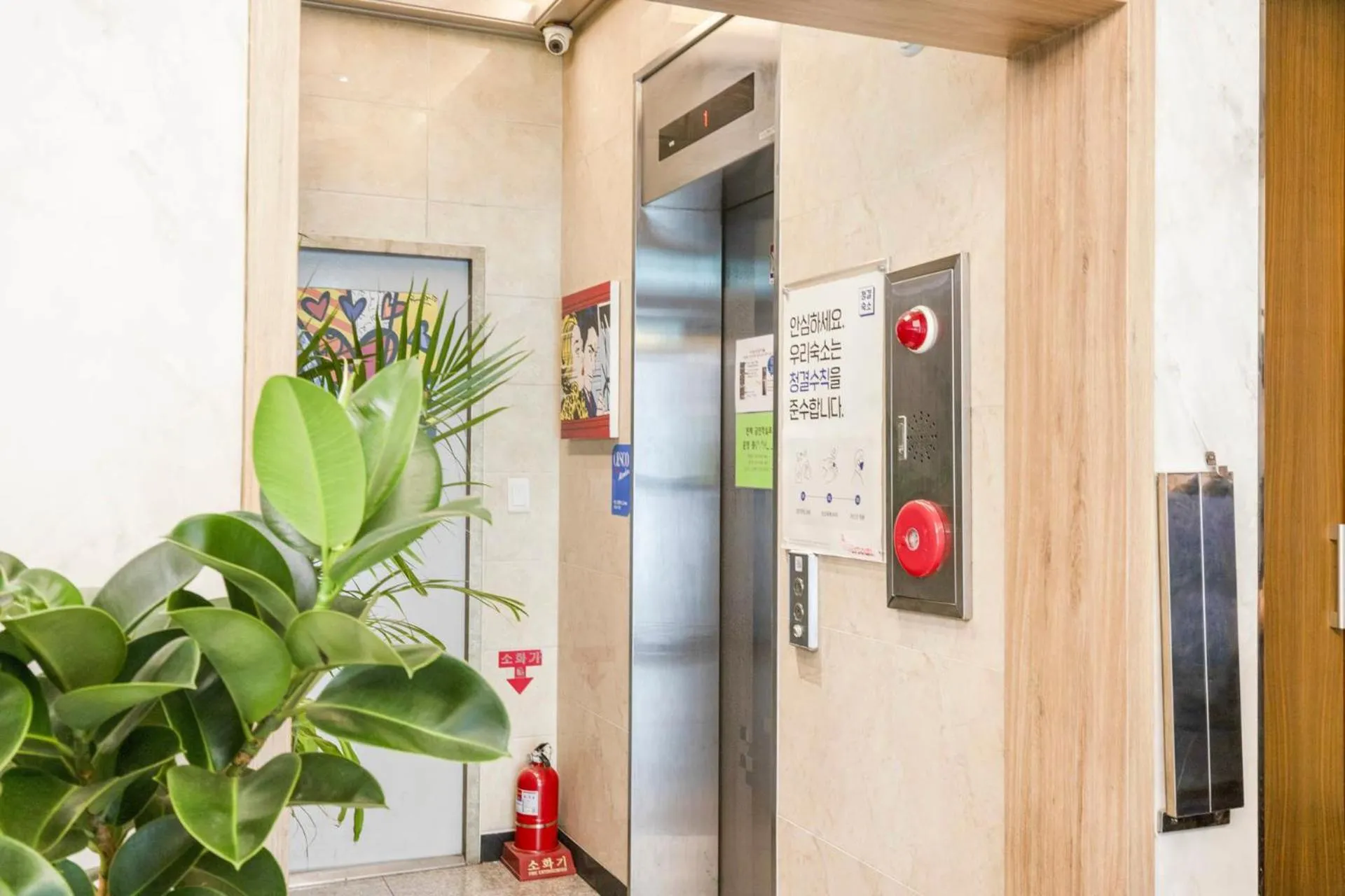 elevator in Yeongdeungpo Komodo Hotel