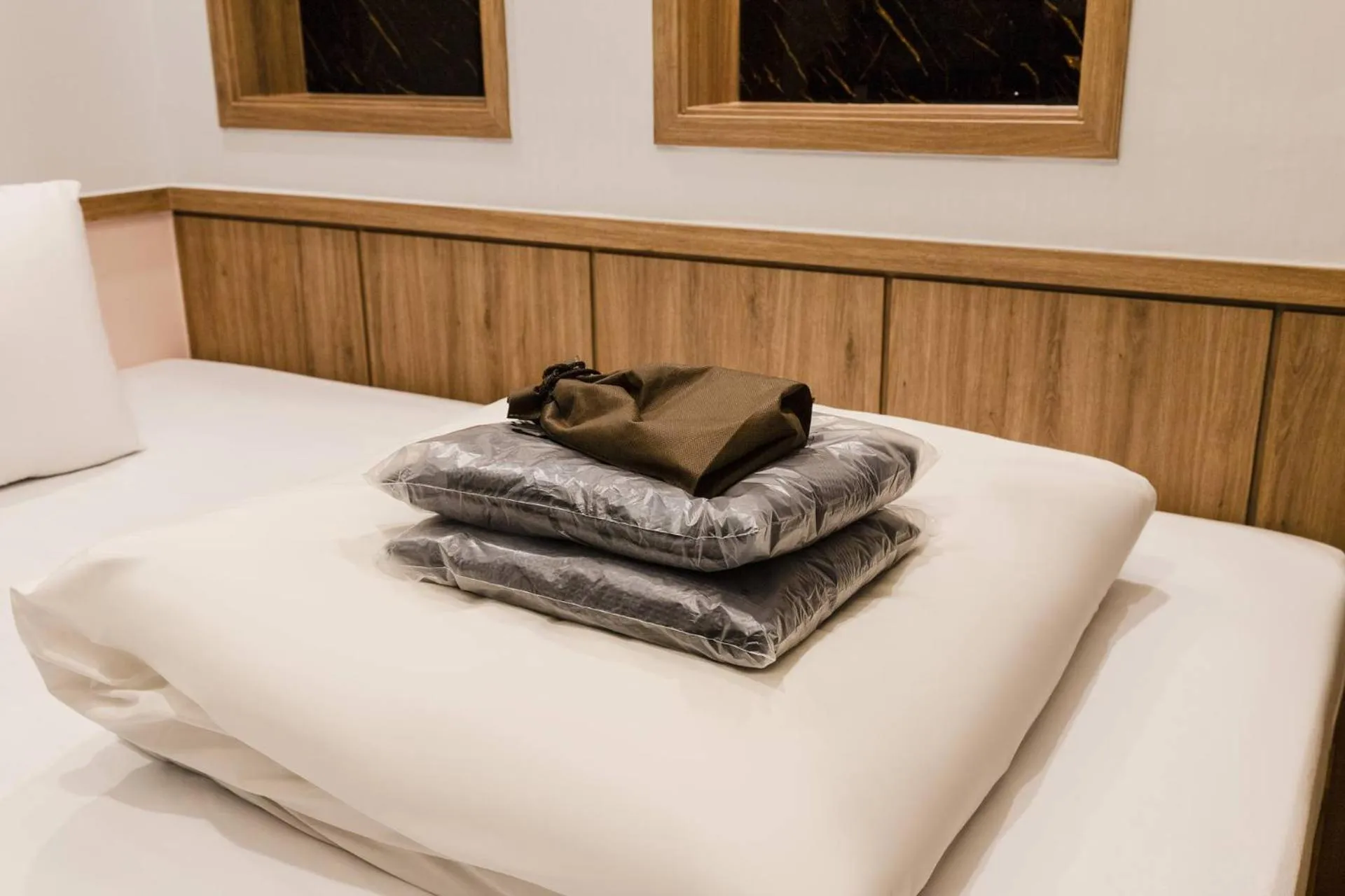 Photo of the whole room, Bed in Yeongdeungpo Komodo Hotel