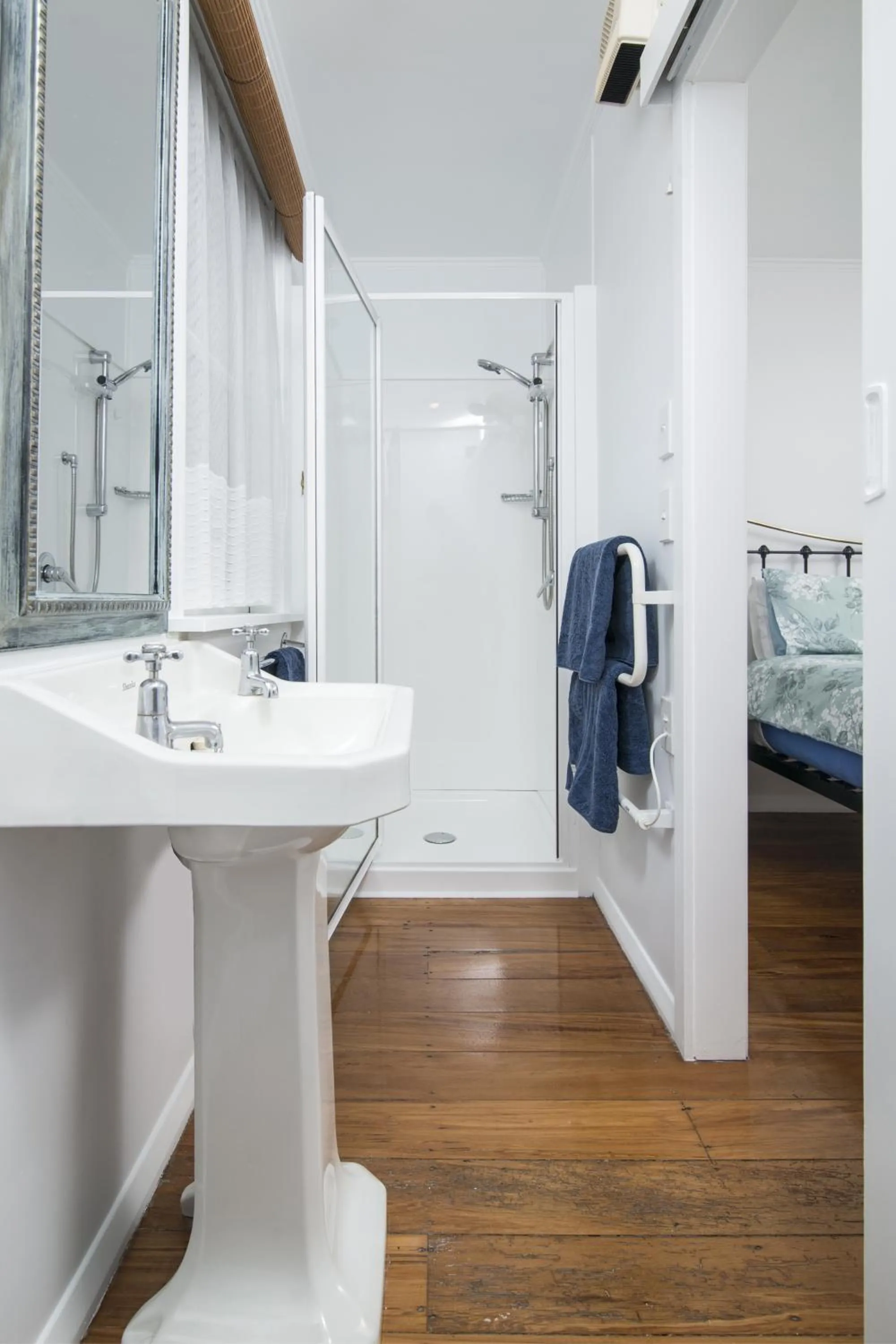 Shower, Bed in St Leonards Vineyard Cottages