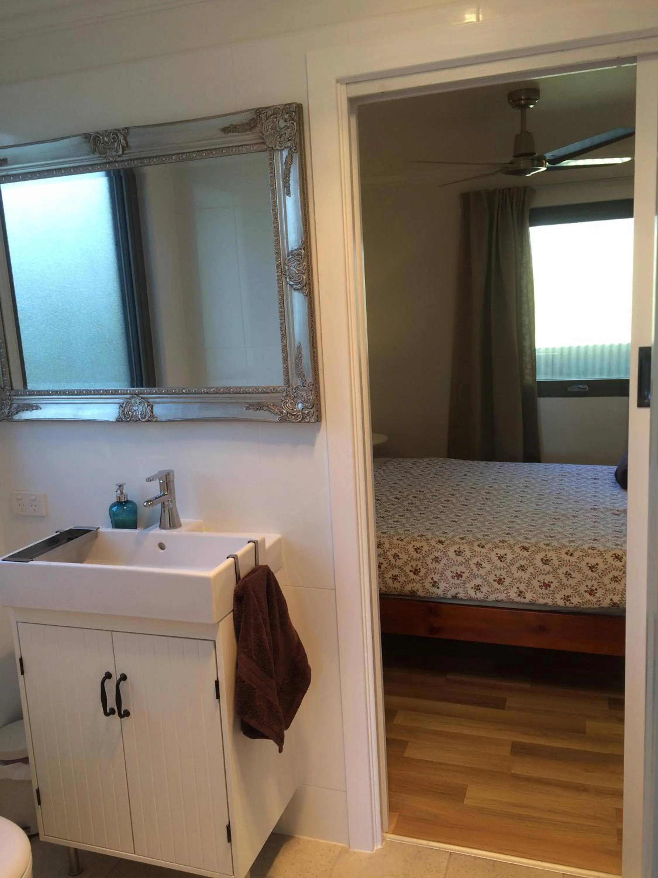 Shower, Bed in The Grape and Olive at Willunga