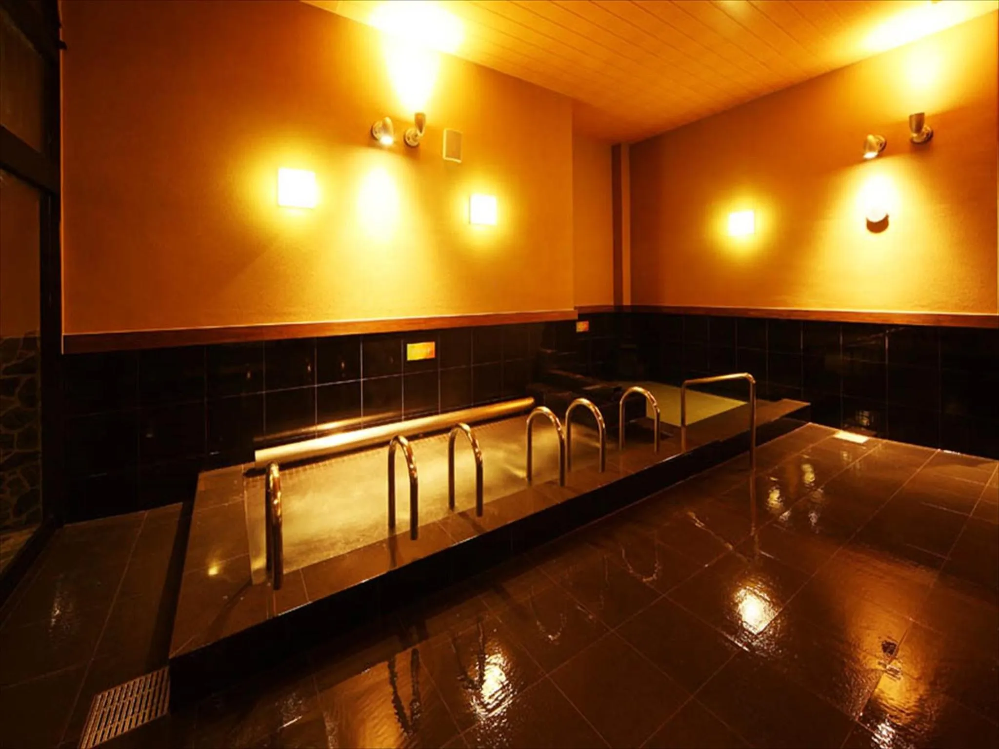 Public Bath in Hotel Amandi