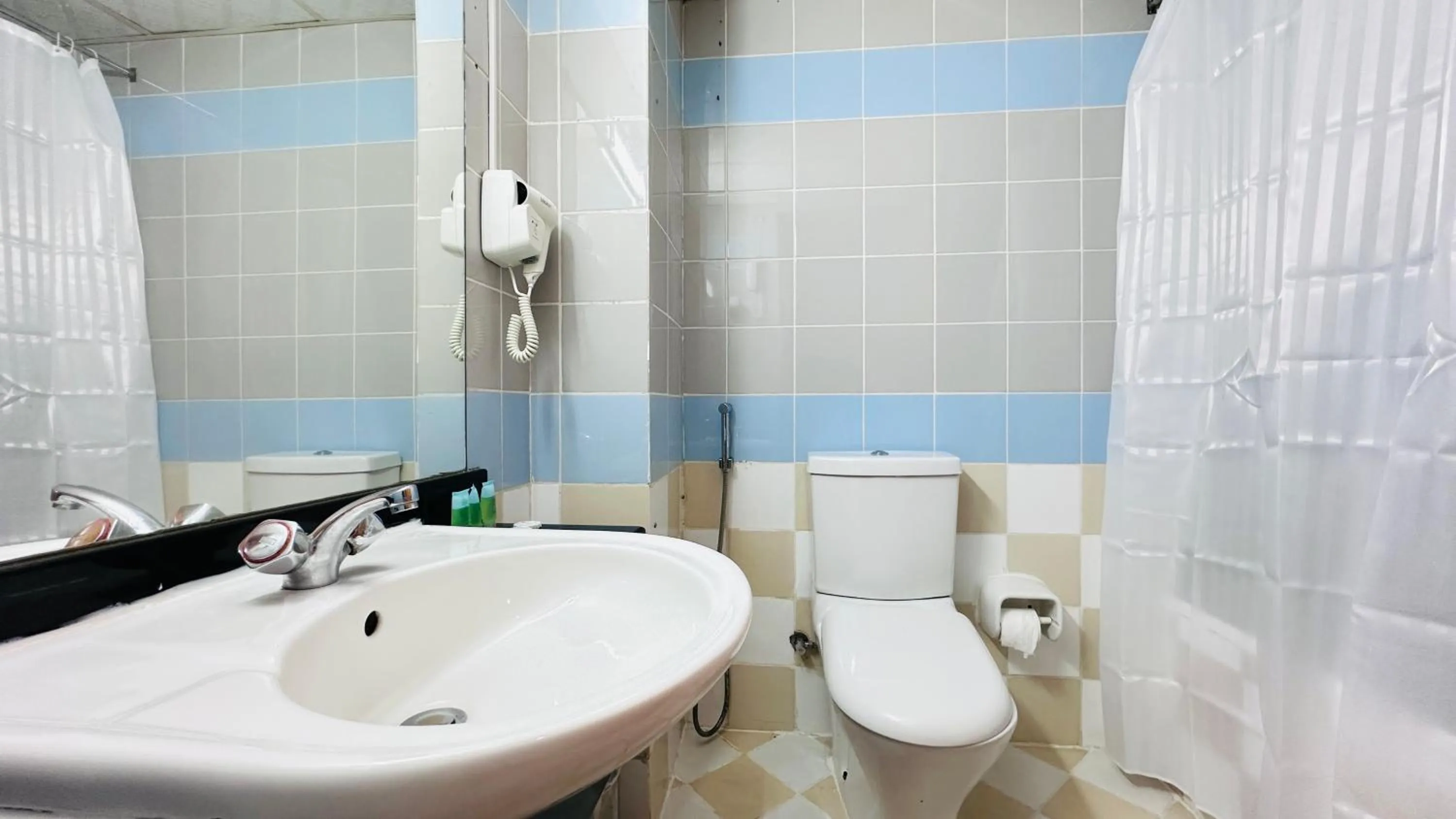 Toilet in Collection O San Marino Hotel