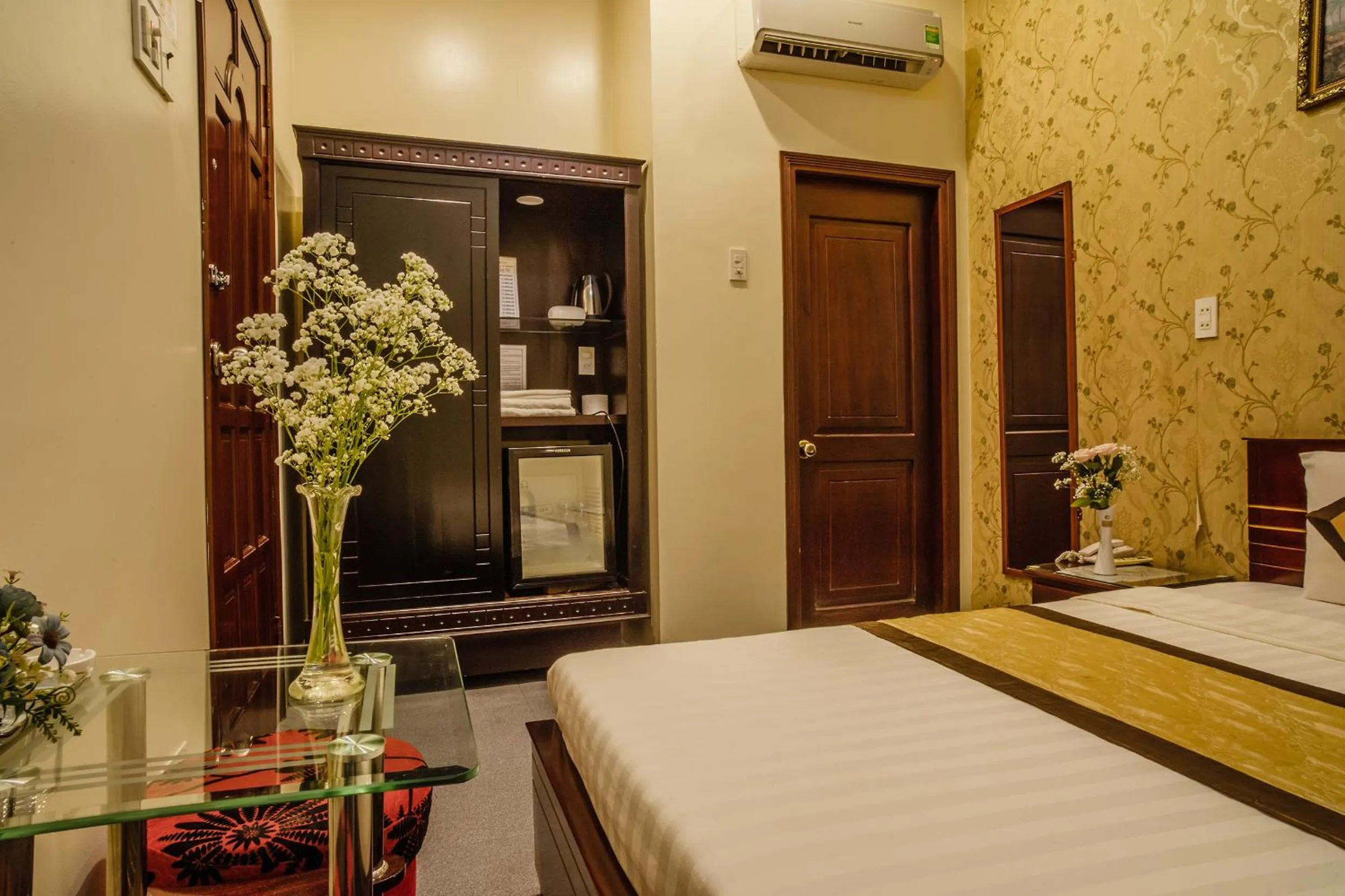 Photo of the whole room, Bed in Dong Bao Hotel