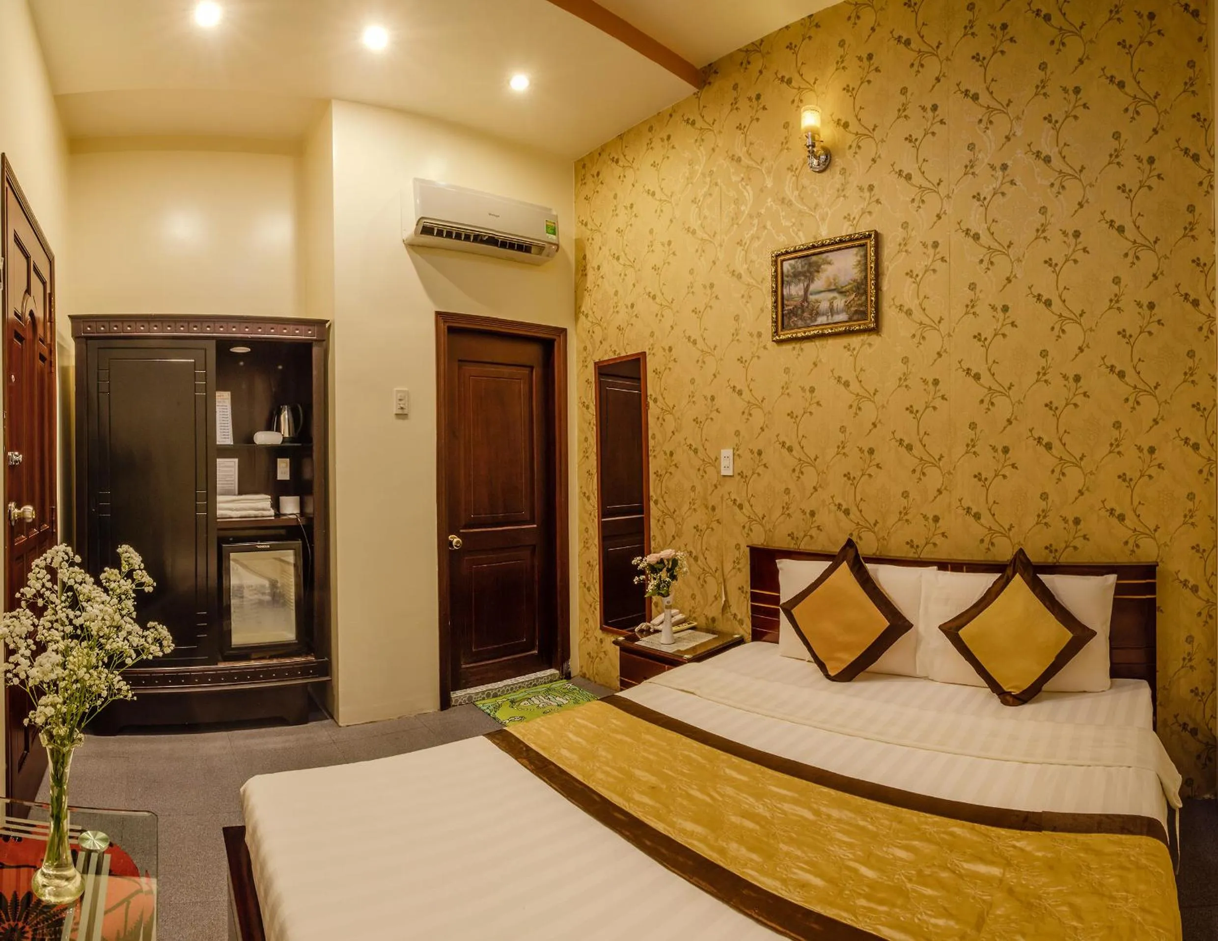 Photo of the whole room, Bed in Dong Bao Hotel