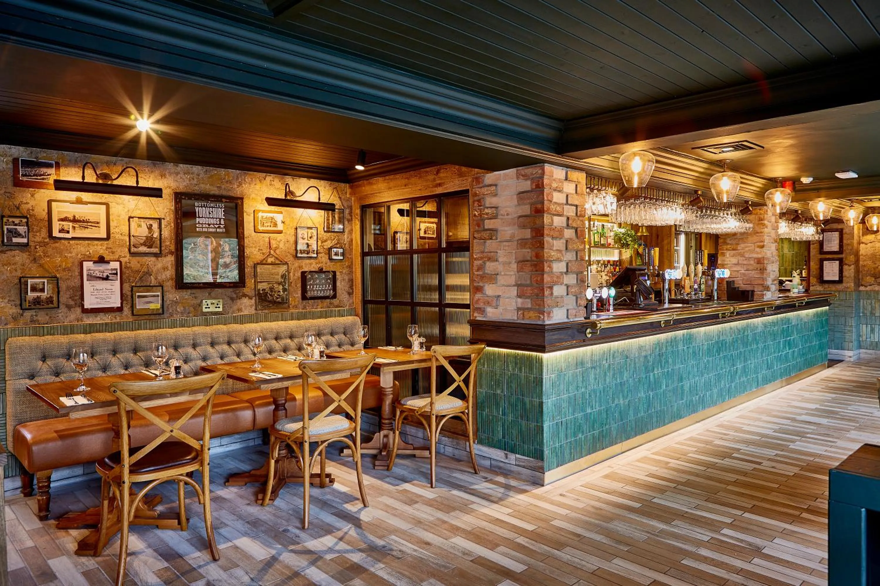 Lounge or bar in The Boathouse Inn & Riverside Rooms