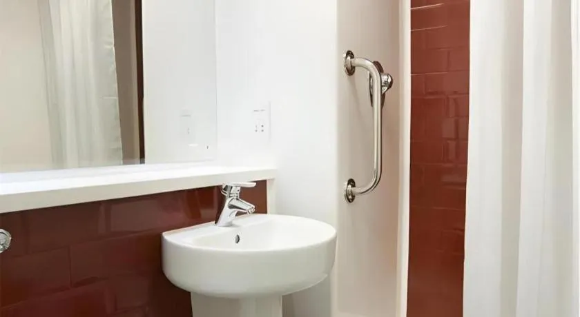 Travelodge Cardiff Central Queen Street