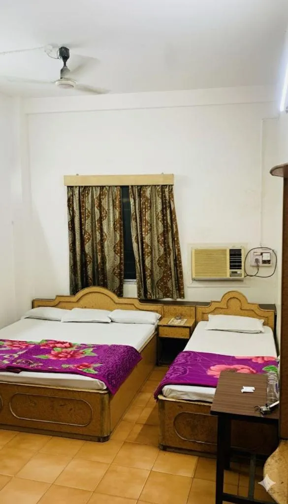 Bed in Dinar Hotel