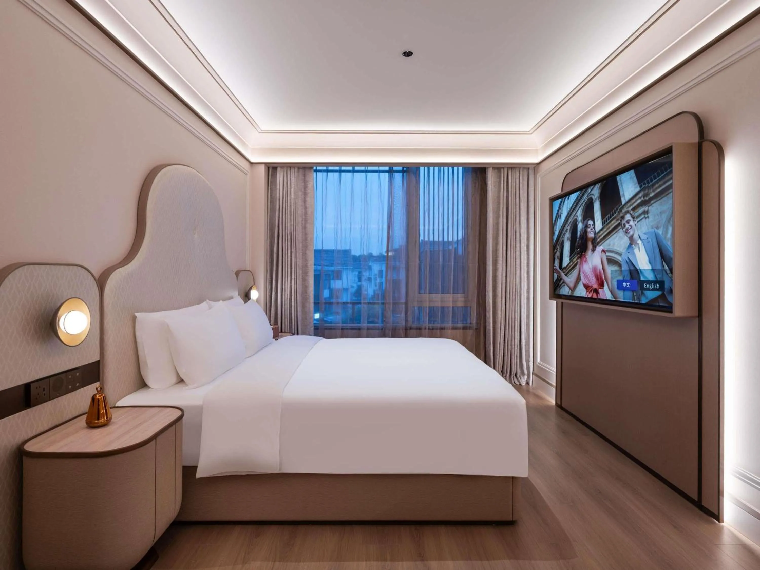 Deluxe Room with King Bed in Mercure Hangzhou West Lake Yuquan