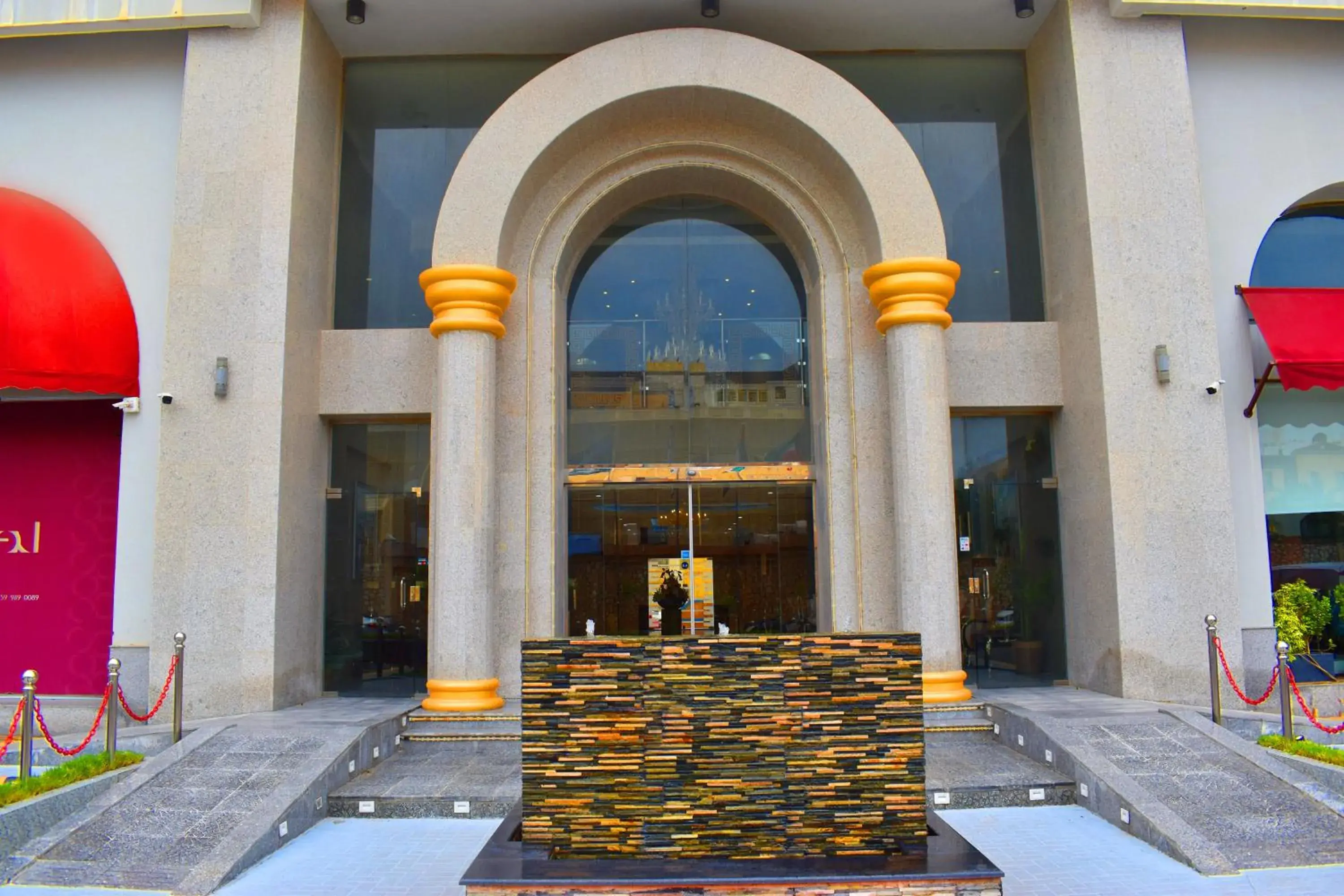 Facade/entrance in One to One Facade/entrance in One to One