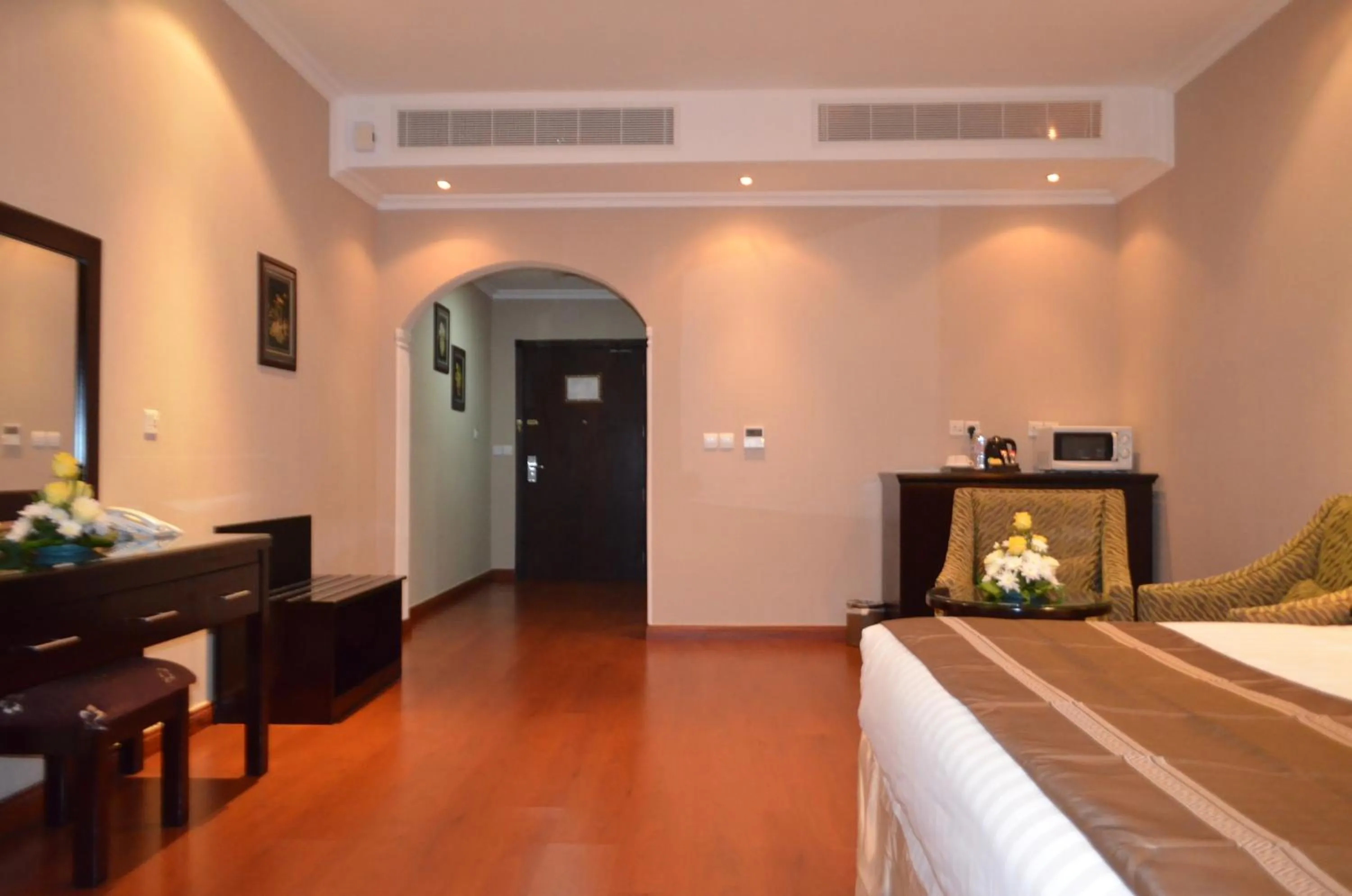 Photo of the whole room, Bed in One to One