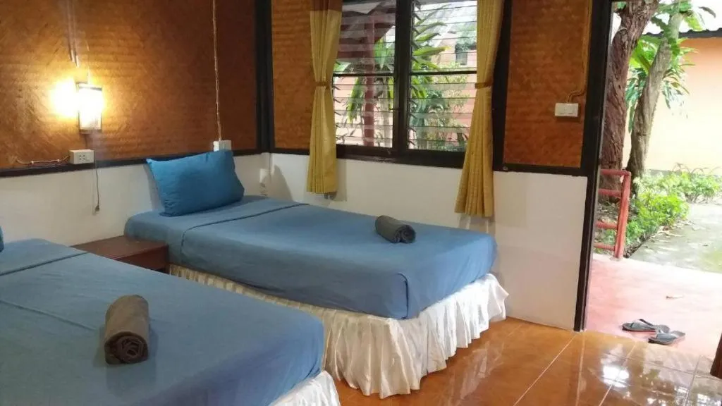 Bed in Lanta Long Beach Hostel