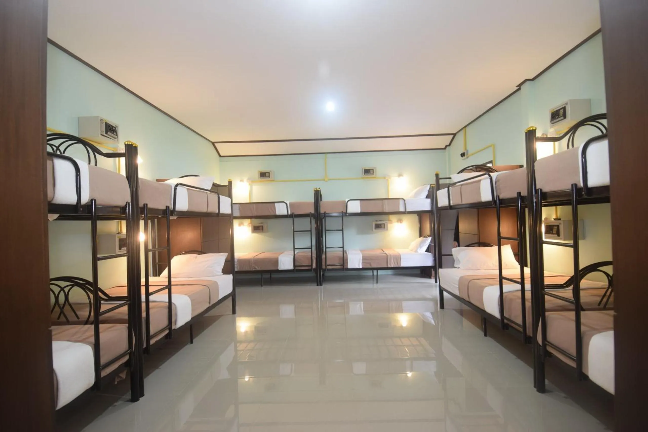 Property building, Bed in Lanta Long Beach Hostel