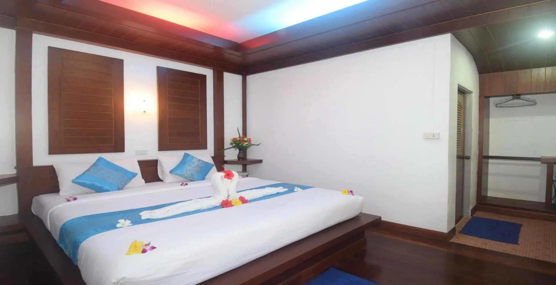 Bed in Lanta Long Beach Hostel