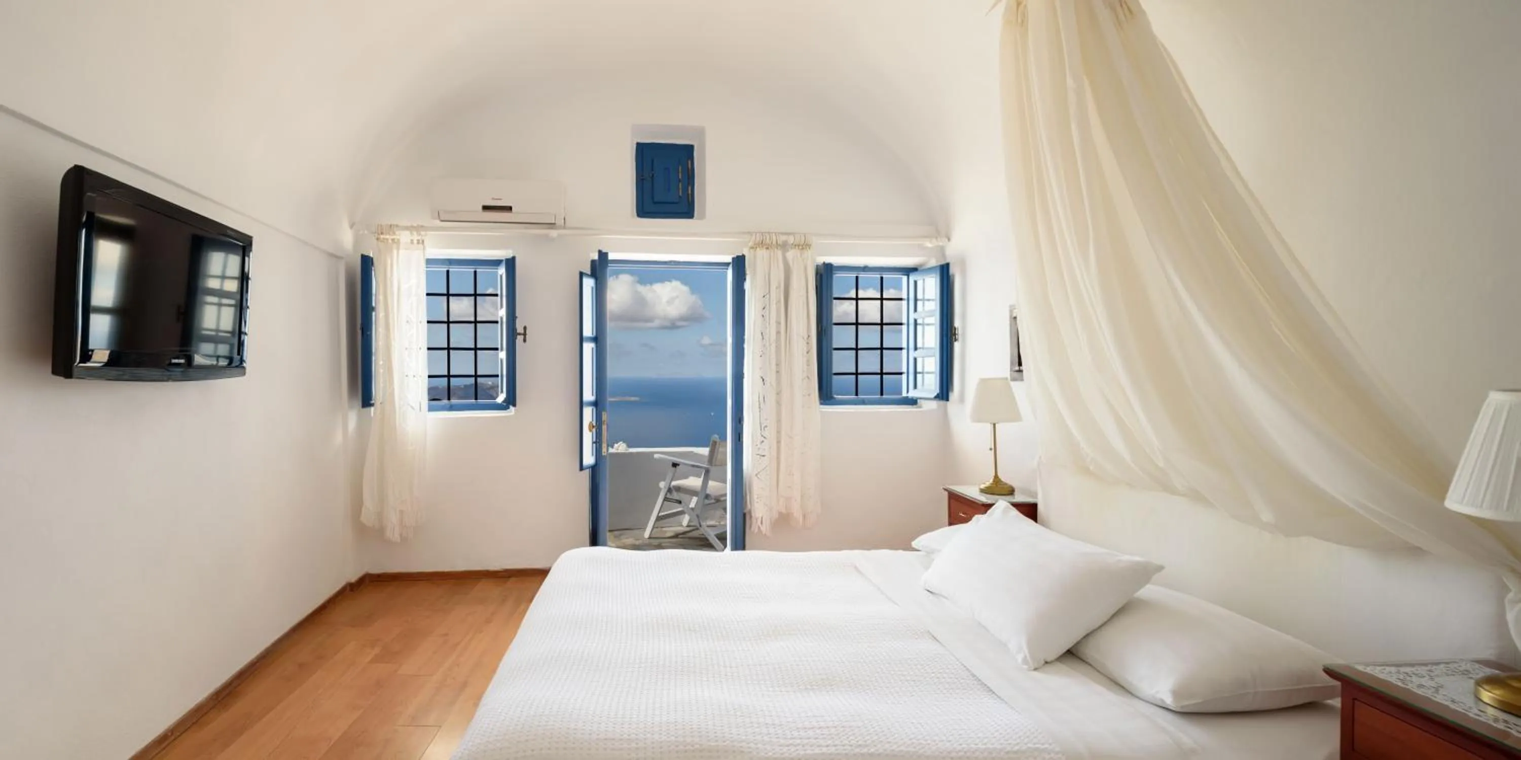 Bedroom in Heliotopos