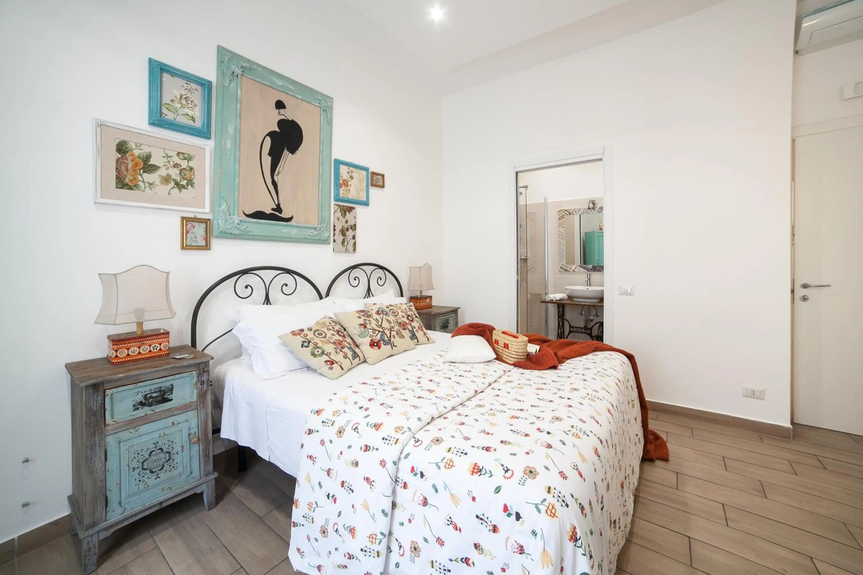 Photo of the whole room, Bed in Maison Coquette