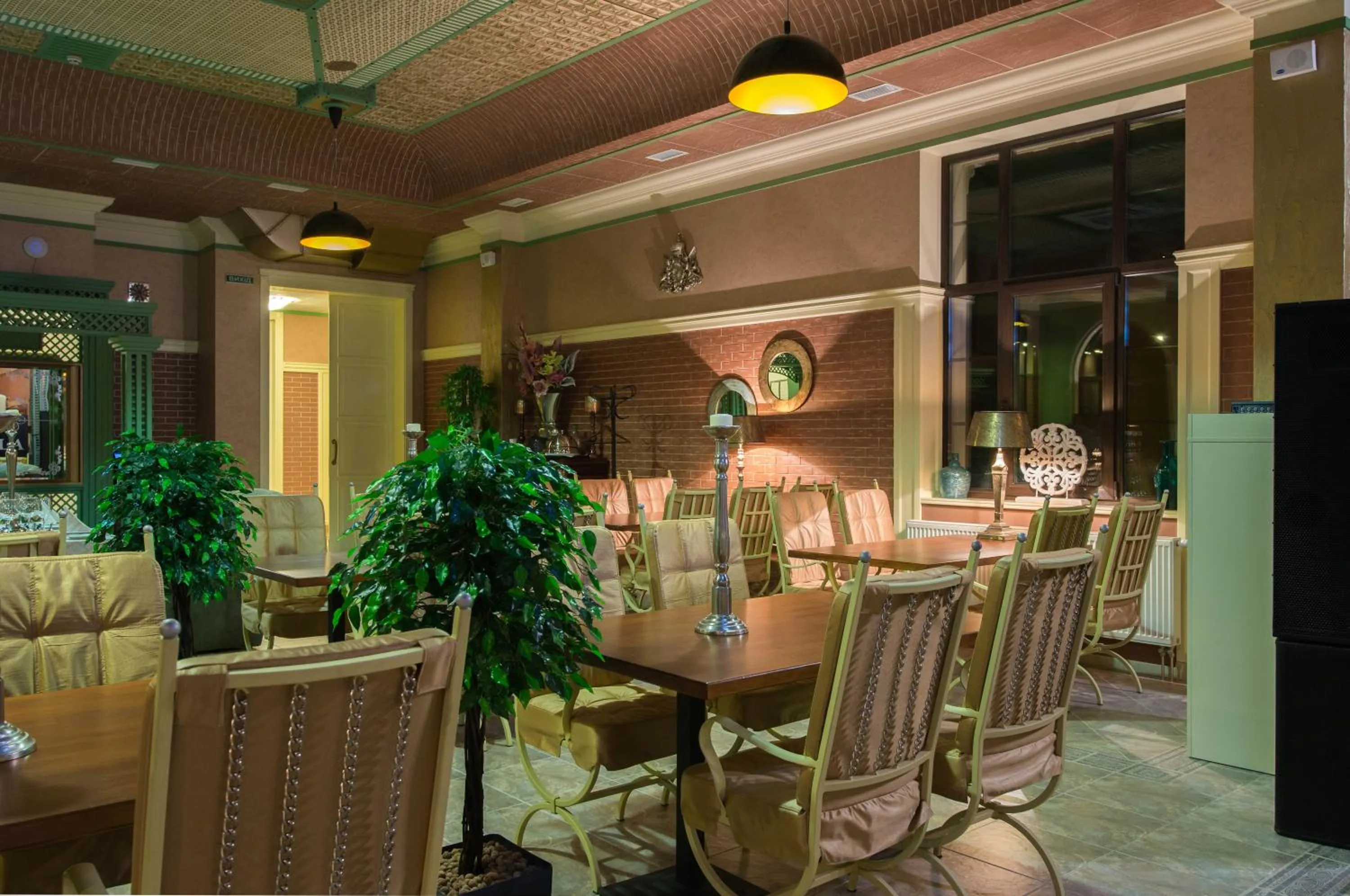 Restaurant/places to eat in Green Villa