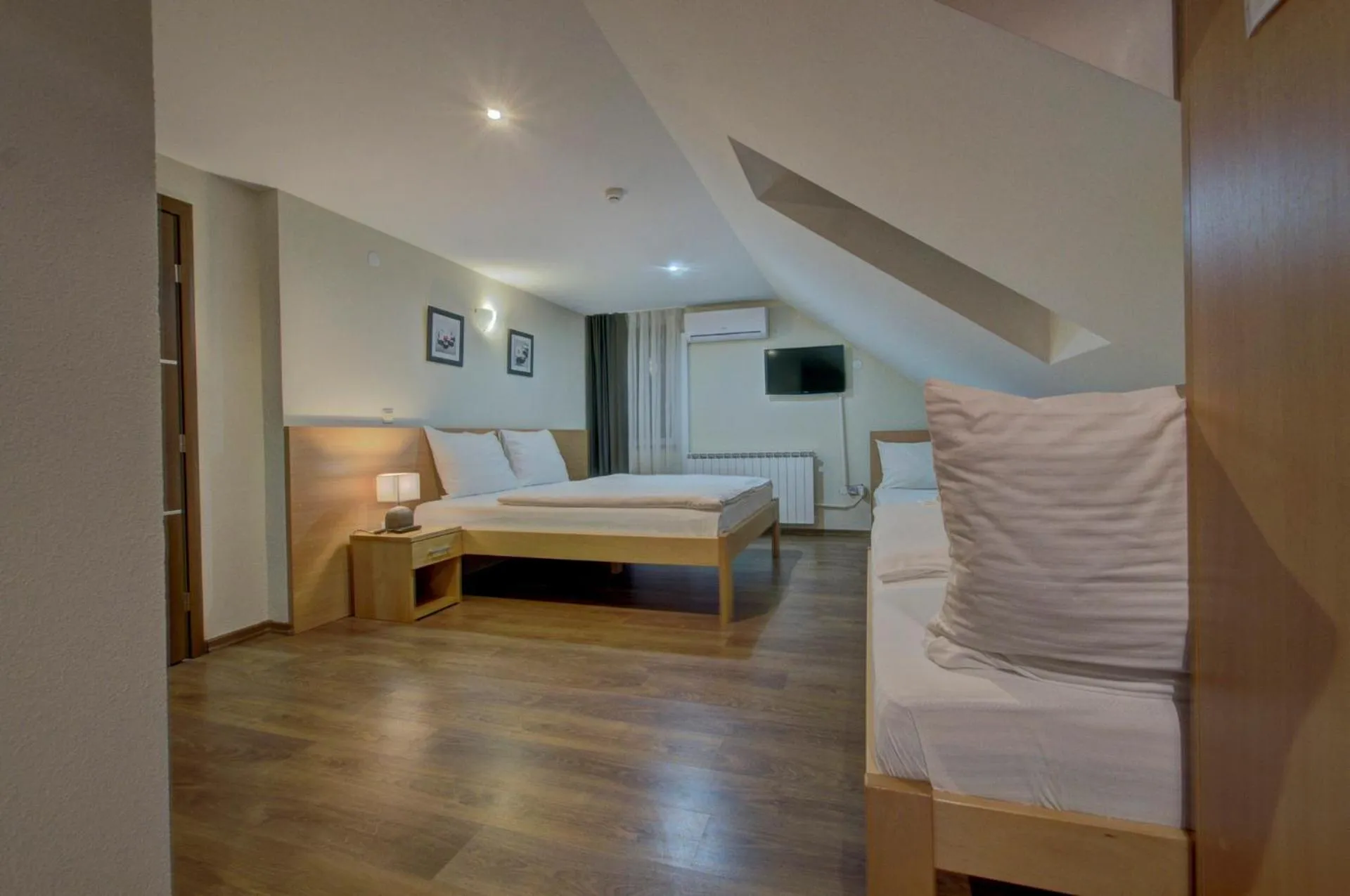 Bed in Tihe Noci Motel