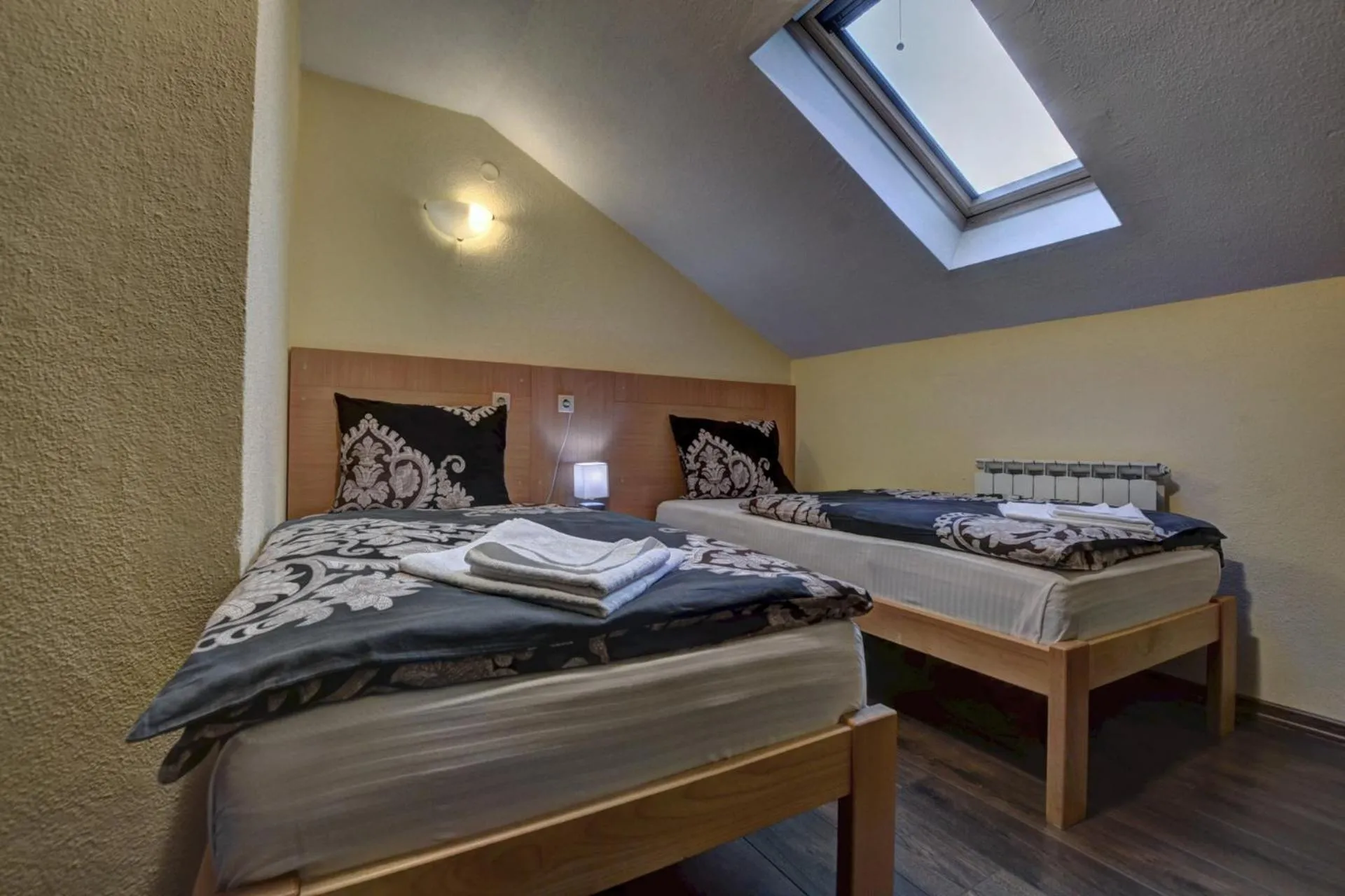 Bed in Tihe Noci Motel