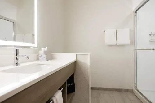 Holiday Inn Express & Suites Overland Park South by IHG