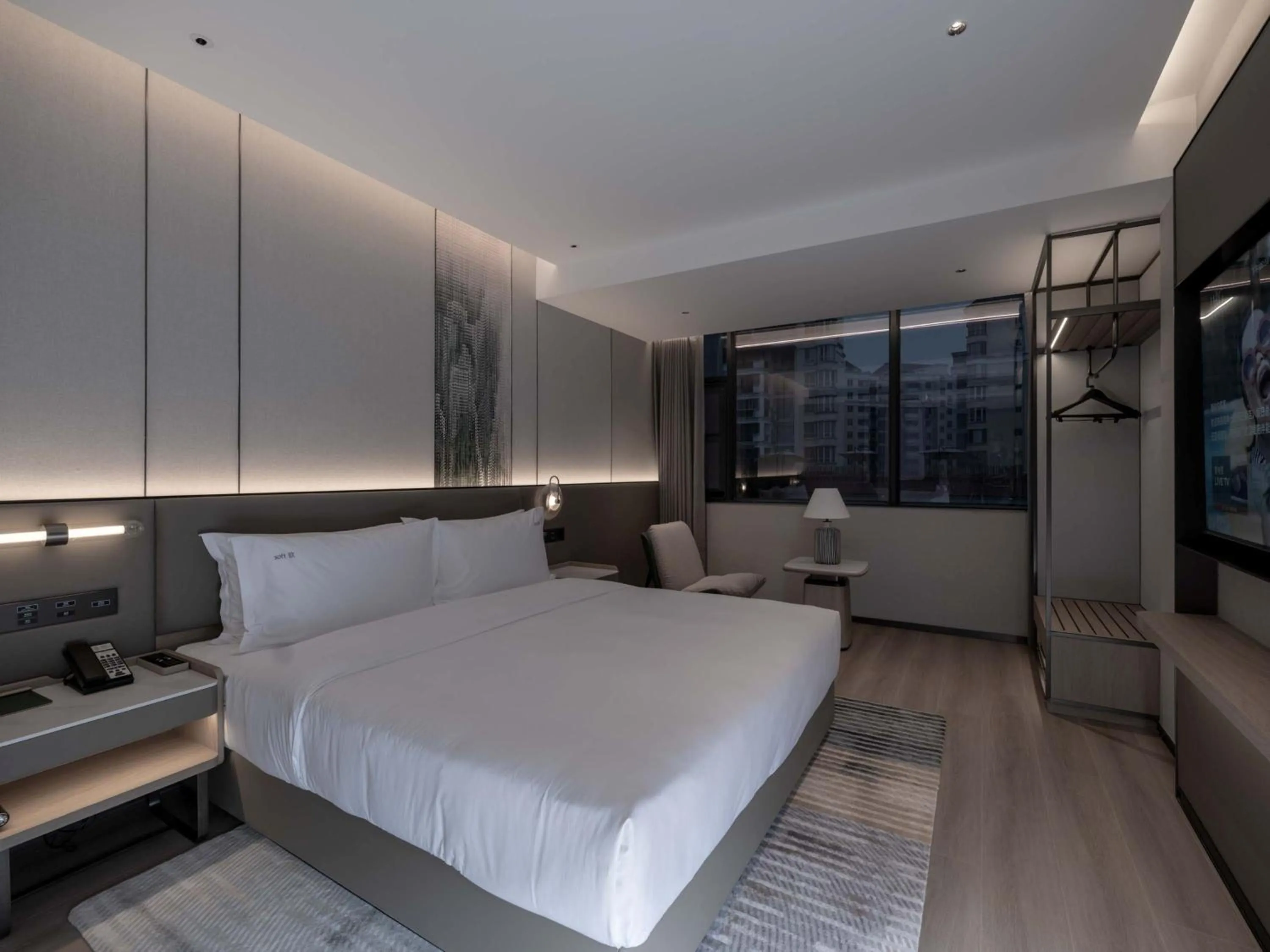 Photo of the whole room, Bed in Holiday Inn Guilin Qixing by IHG