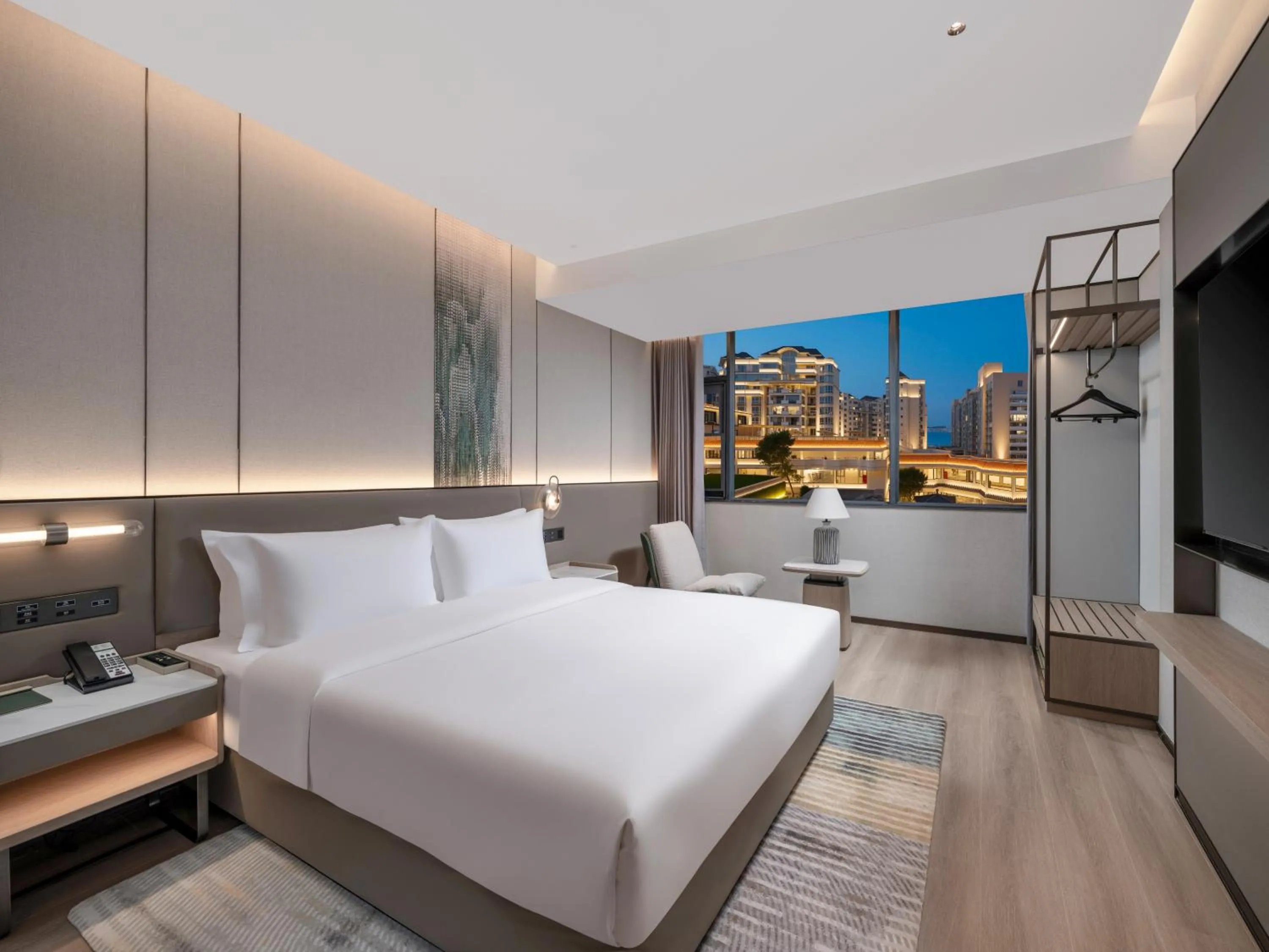 People, Bed in Holiday Inn Guilin Qixing by IHG