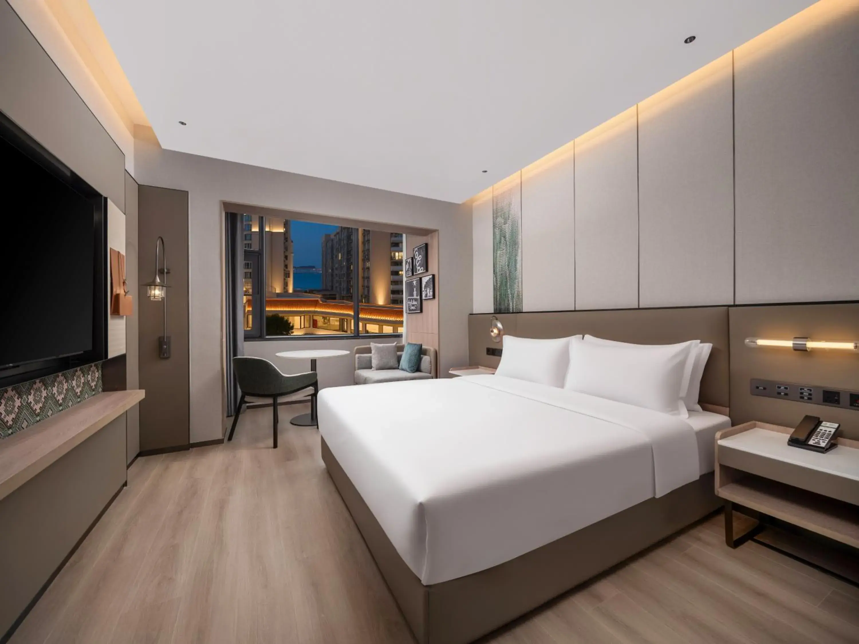 Standard King Room in Holiday Inn Guilin Qixing by IHG Standard King Room in Holiday Inn Guilin Qixing by IHG