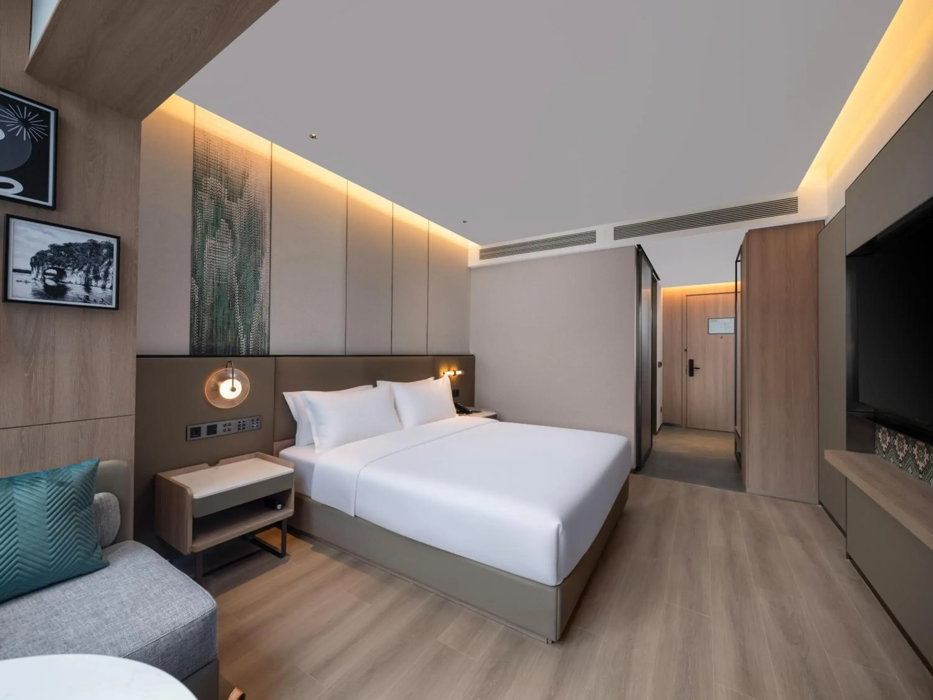 Standard King Room - Customized Accessibility in Holiday Inn Guilin Qixing by IHG Standard King Room - Customized Accessibility in Holiday Inn Guilin Qixing by IHG