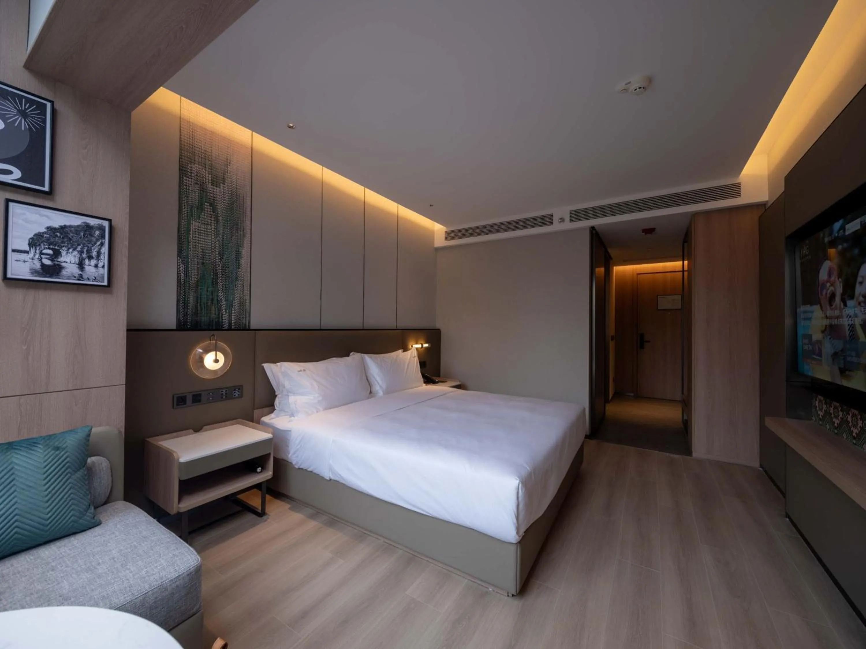 Photo of the whole room, Bed in Holiday Inn Guilin Qixing by IHG