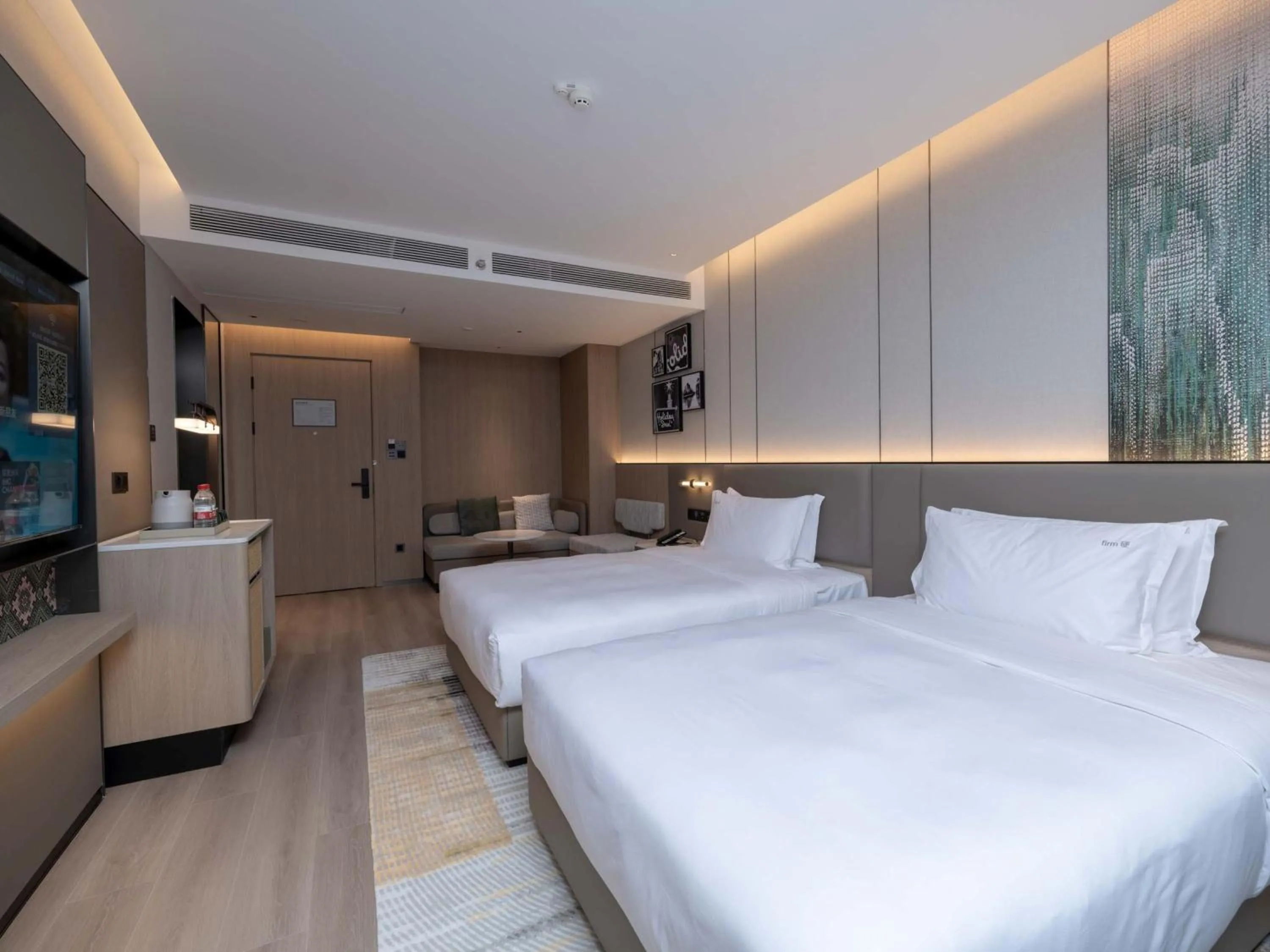 Photo of the whole room, Bed in Holiday Inn Guilin Qixing by IHG