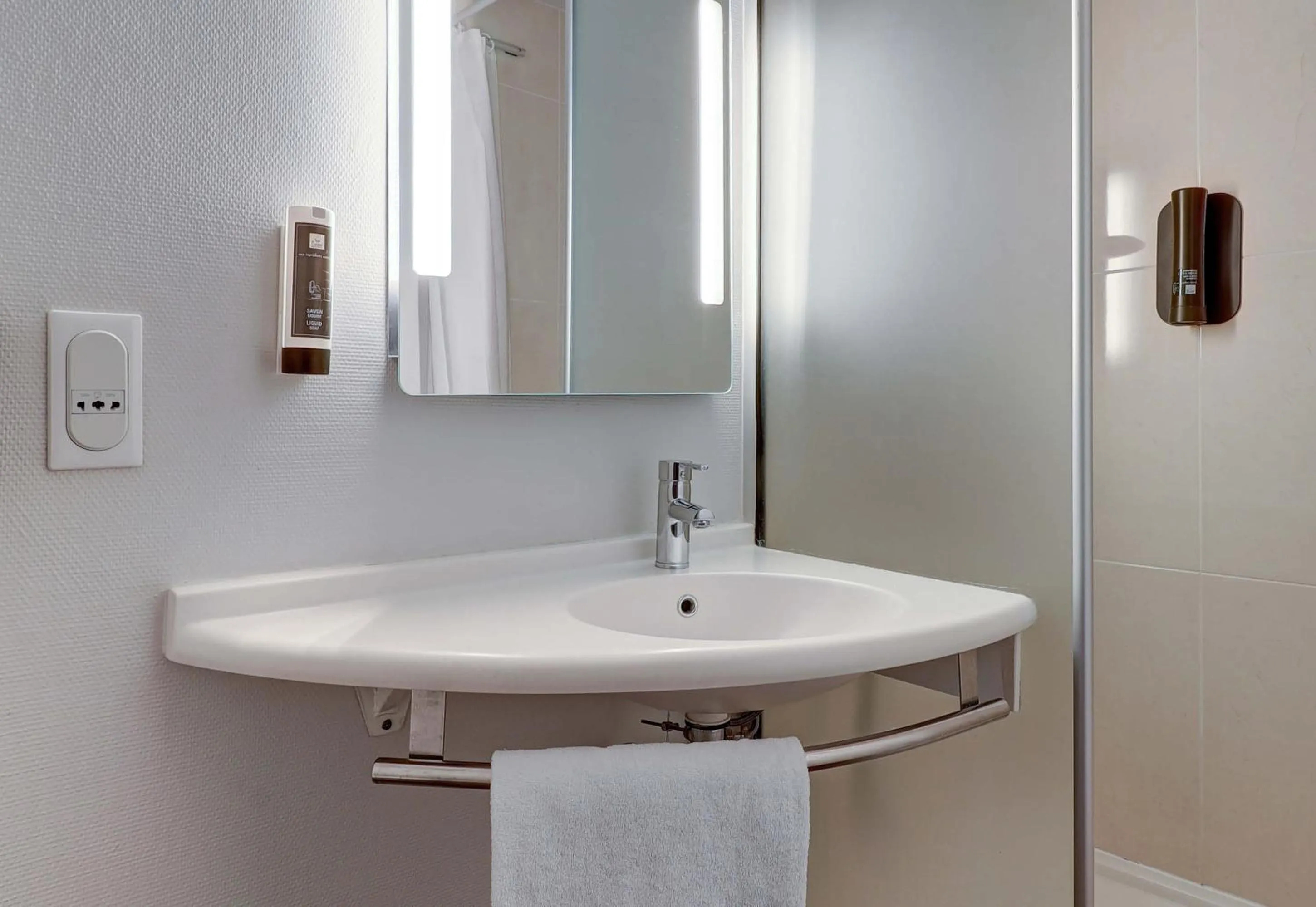 Bathroom in B&B HOTEL Chalon-Sur-Saone Sud