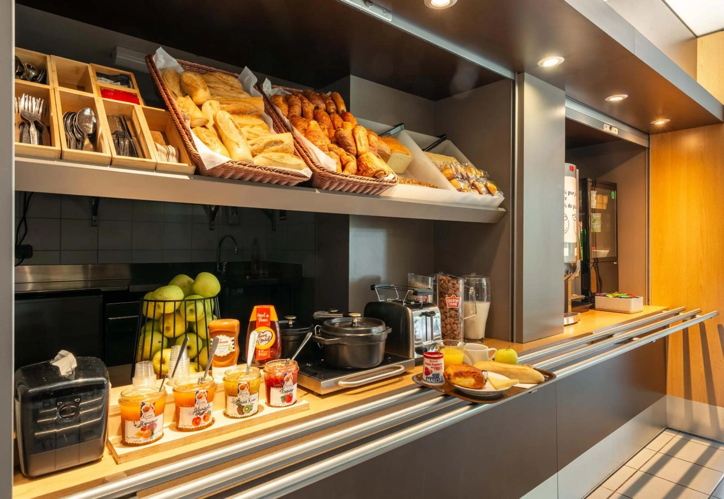 Buffet breakfast in B&B HOTEL Montpellier 2