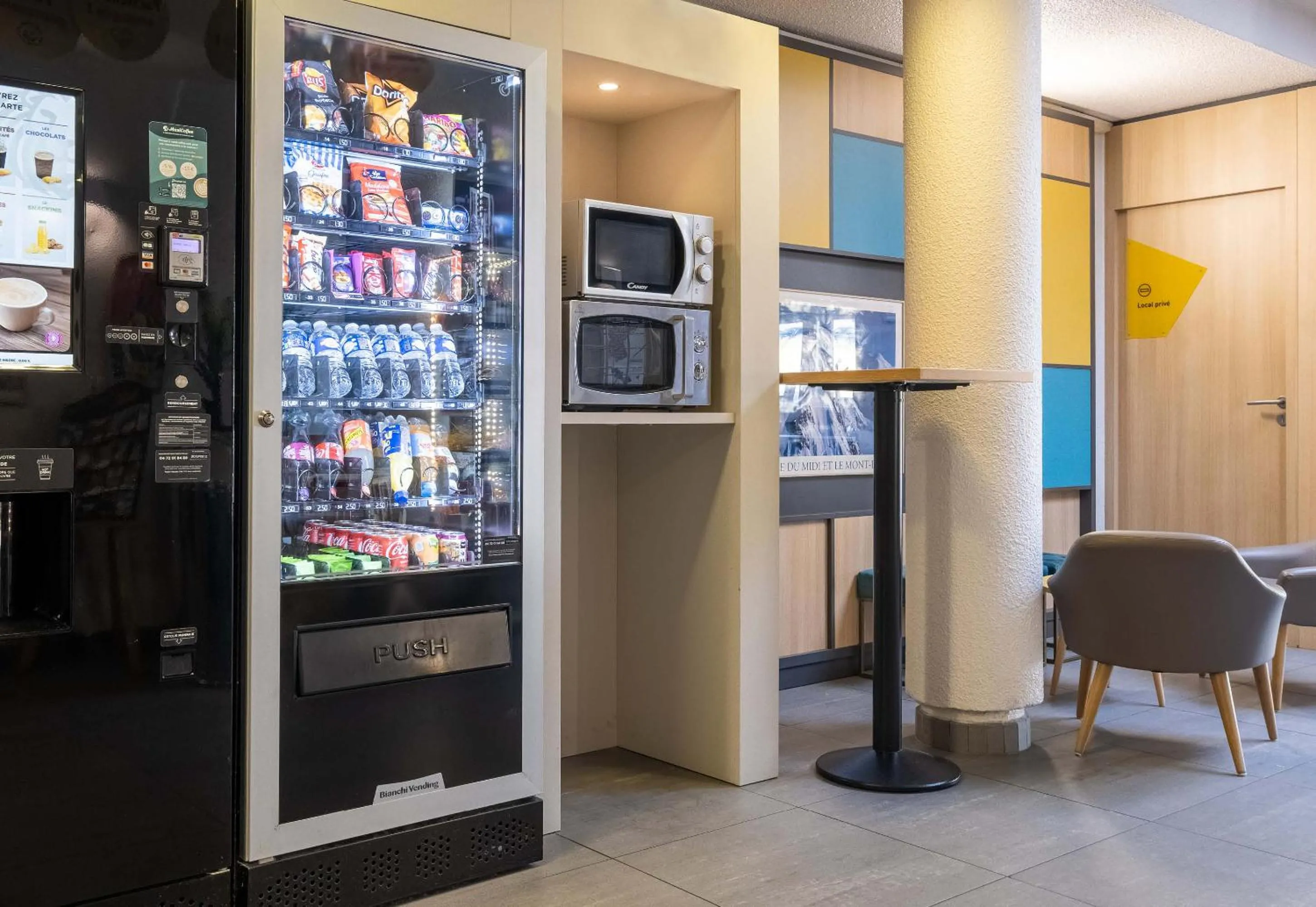 Lobby or reception in B&B HOTEL Annecy Argonay