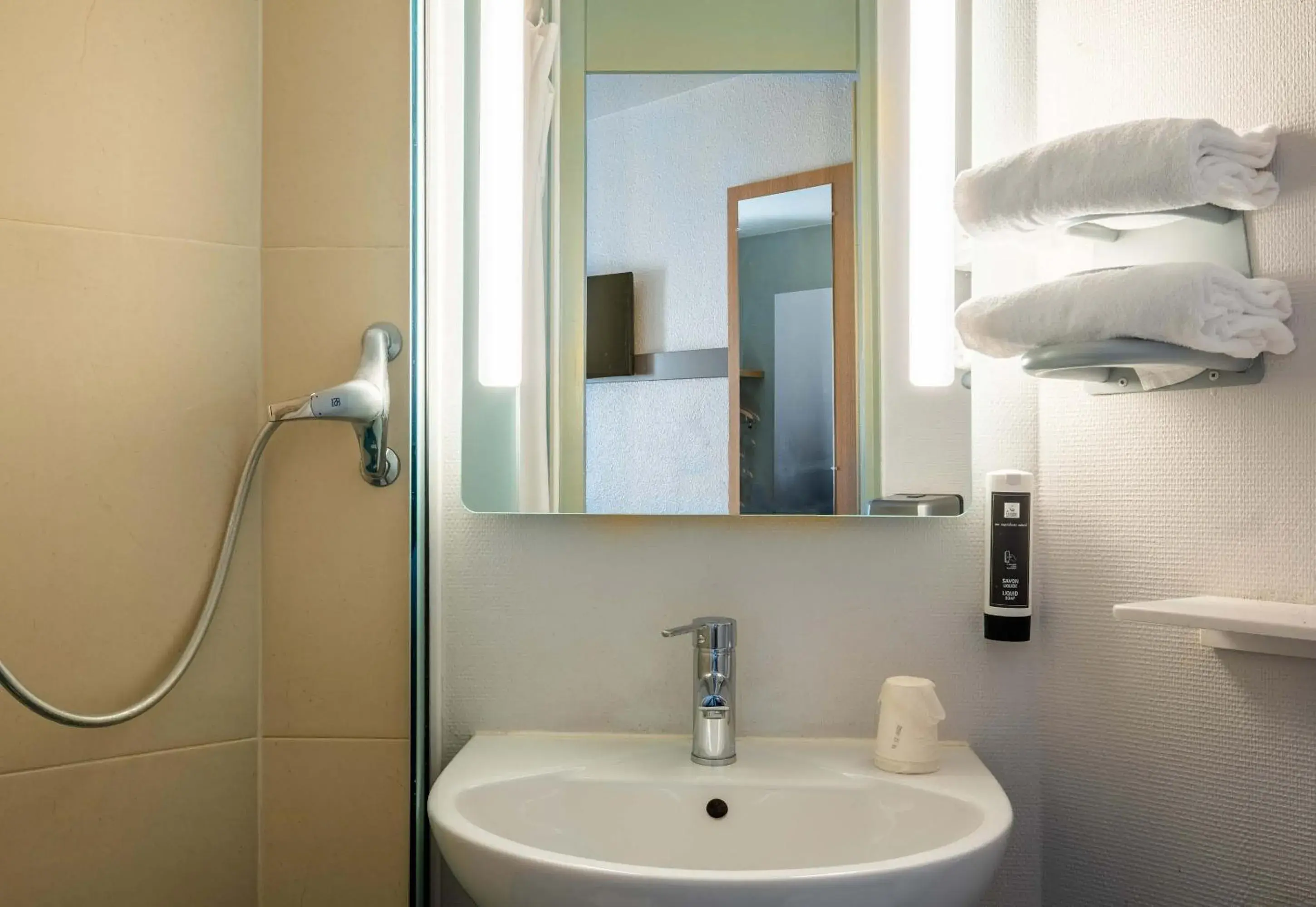 Twin Room Non Smoking in B&B HOTEL Annecy Argonay Twin Room Non Smoking in B&B HOTEL Annecy Argonay