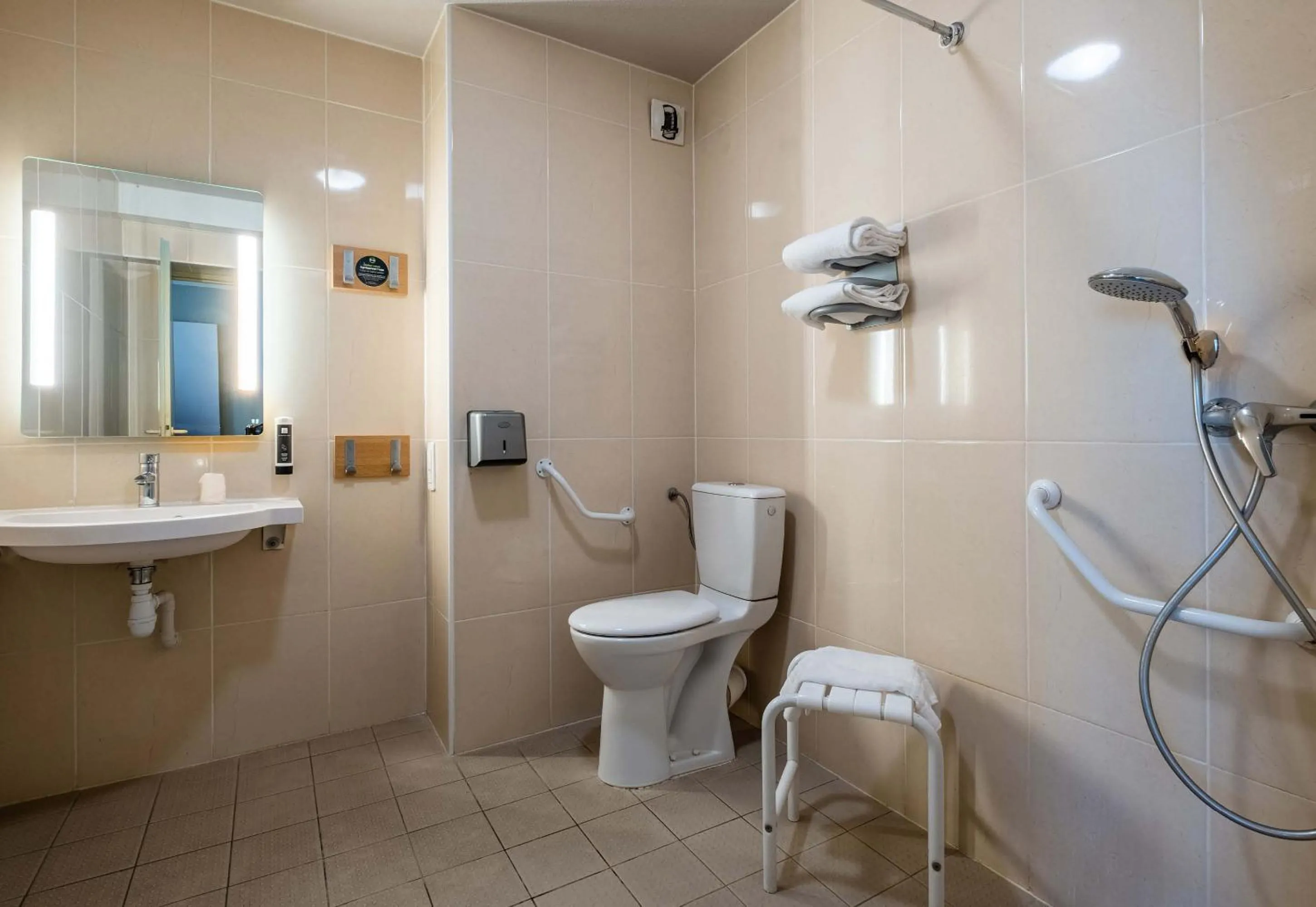 Bathroom in B&B HOTEL Annecy Argonay